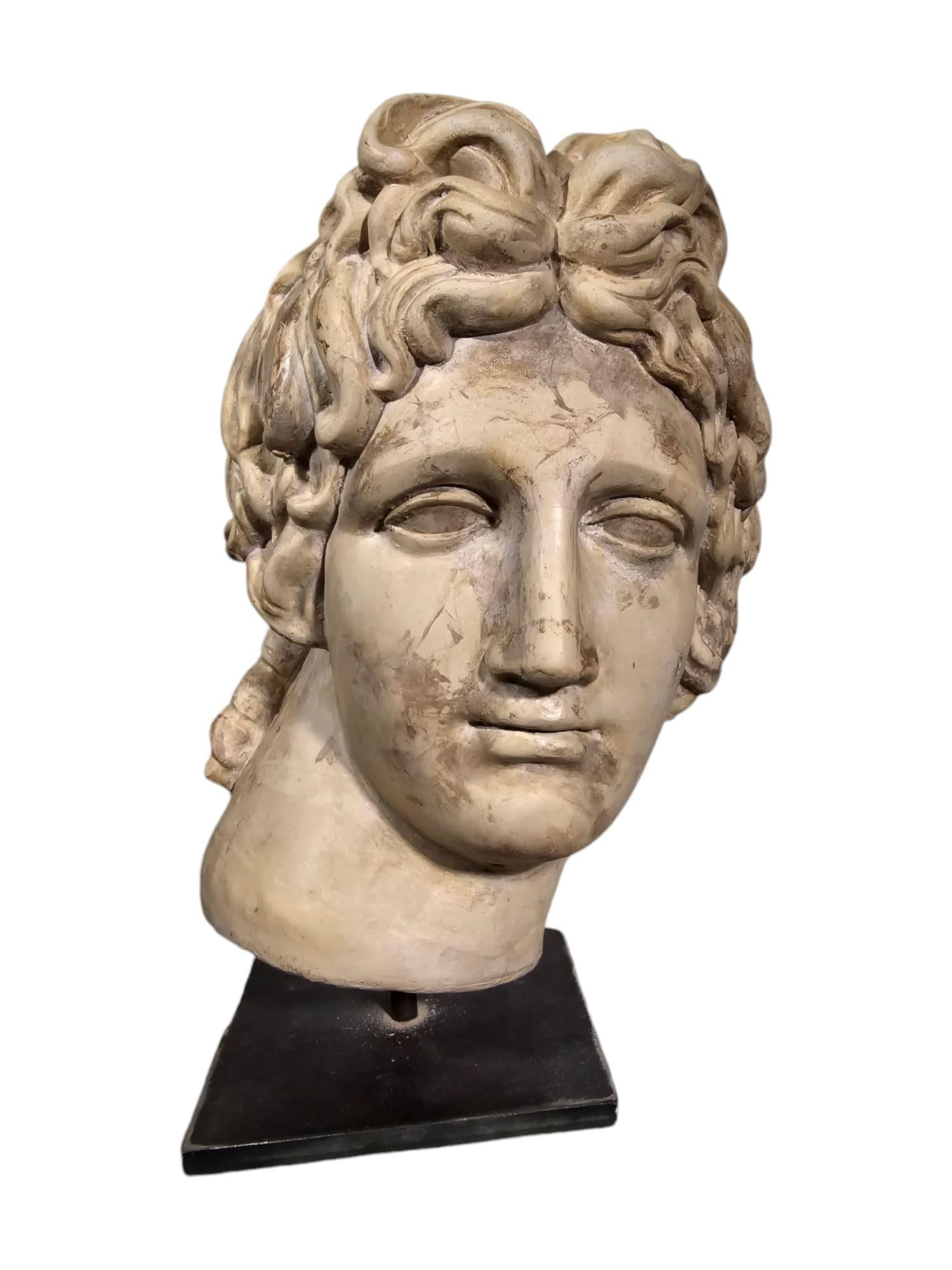 Testa di Apollo in pietra decorativa - stile classico In condizioni buone in vendita a Madrid, ES