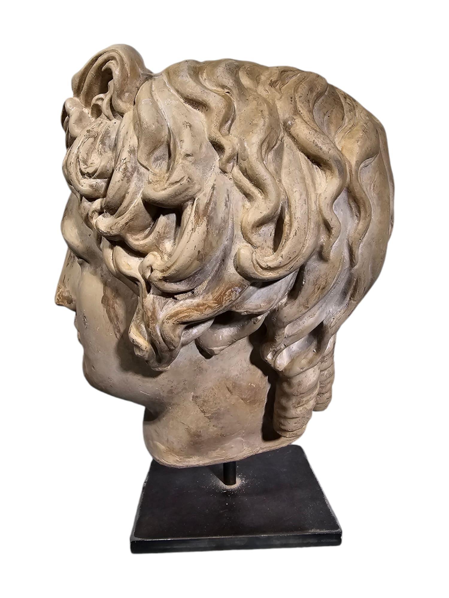 Testa di Apollo in pietra decorativa - stile classico in vendita 1