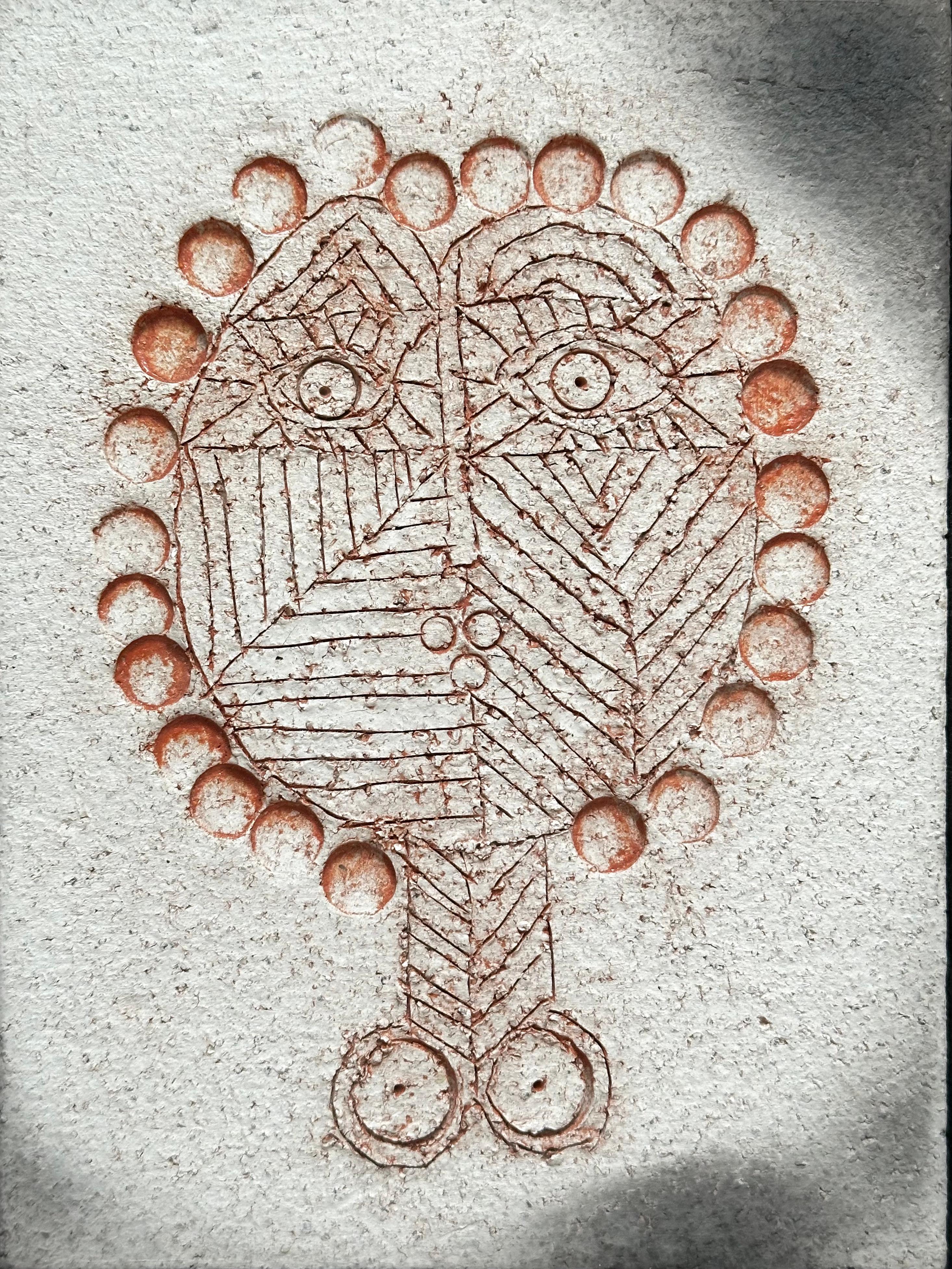 Pieza única con el motivo de una criatura quimérica ejecutada por el Artista en una placa de gres.
Decoración de óxido realizada en la punta.
Marco de madera lacada en negro.

Ofrecemos varias creaciones de la misma inspiración en 1stdibs.

Perfecto