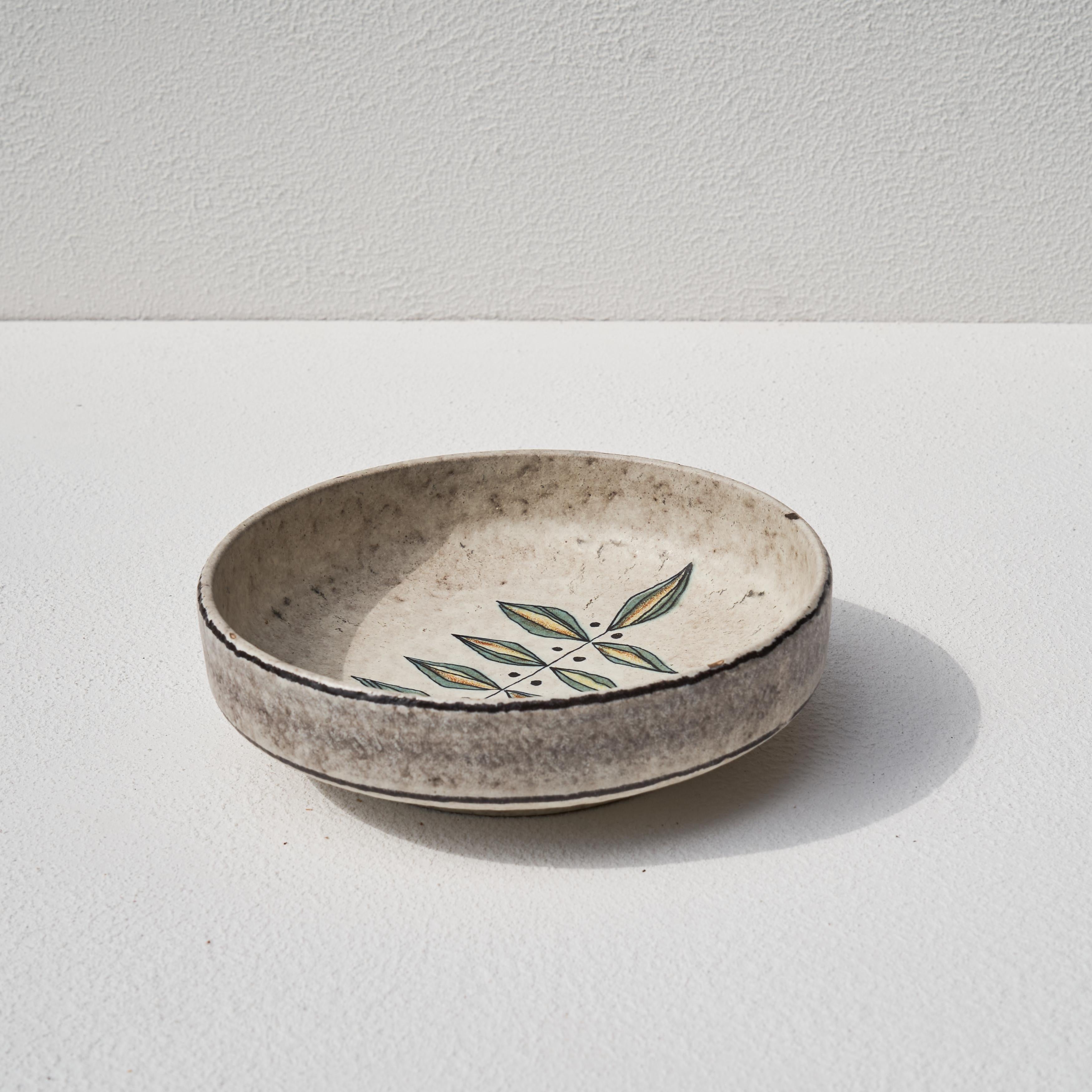 Decorative Studio Pottery Vide Poche 1960s.

Very decorative and quintessentially mid-century studio pottery bowl or vide-poche. Floral decoration and beautiful colors. Great as a decorative piece, but also usable as a catch all or as a plate to