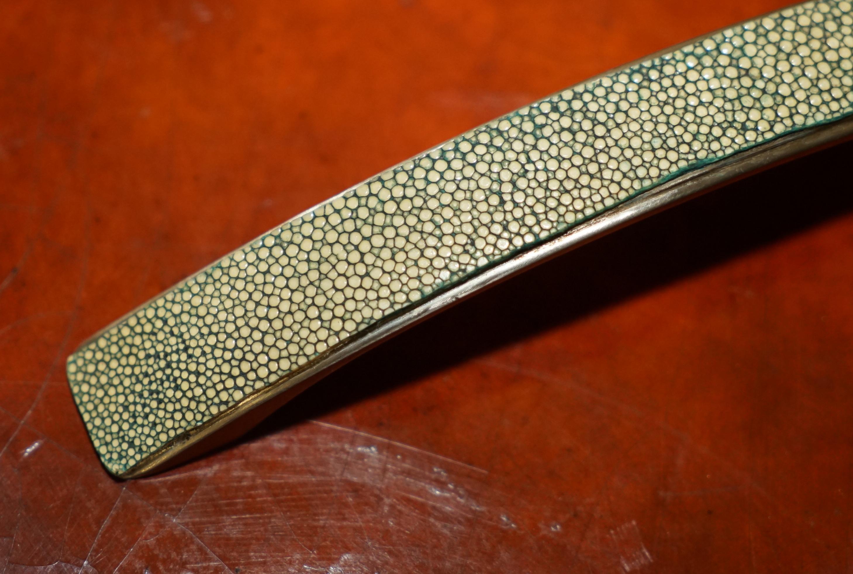 Fatto a mano SUITE DECORATIVE DI SEI MANIGLIE IN PELLE DI SCHIAVO DI SCUDETTO PER CASSETTI E PORTAOGGETTI in vendita