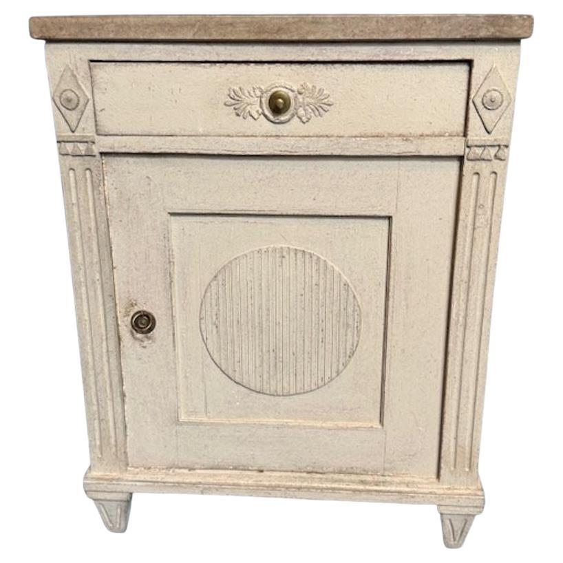 Armario Decorativo Sueco de Estilo Gustaviano Tallado y Pintado