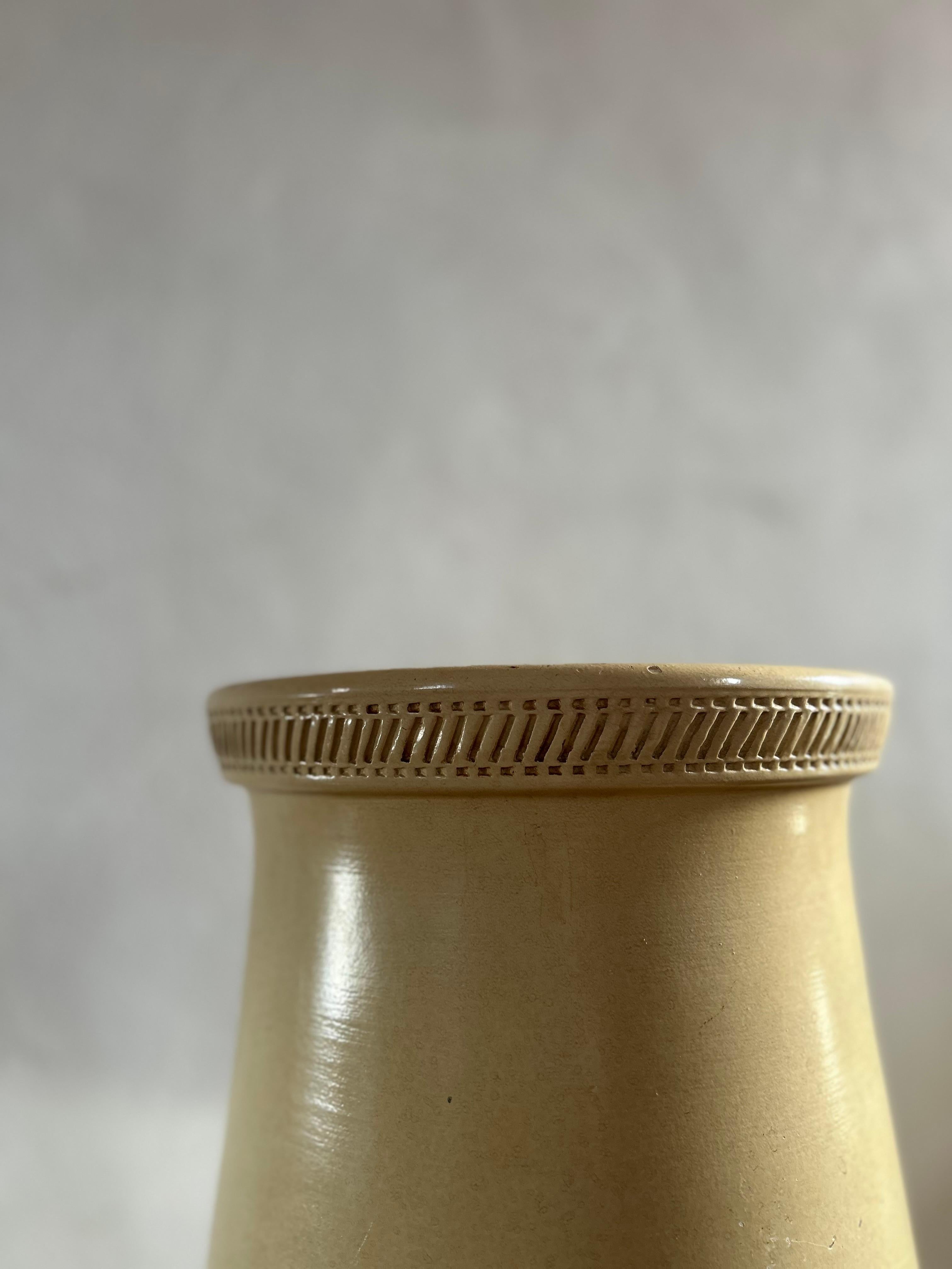 Vase de sol décoratif de Knabstrup, fabriqué au Danemark dans les années 1950. Réputées pour leurs céramiques exceptionnelles et leurs designs intemporels, les pièces de Knabstrup sont très convoitées par les collectionneurs et les amateurs de