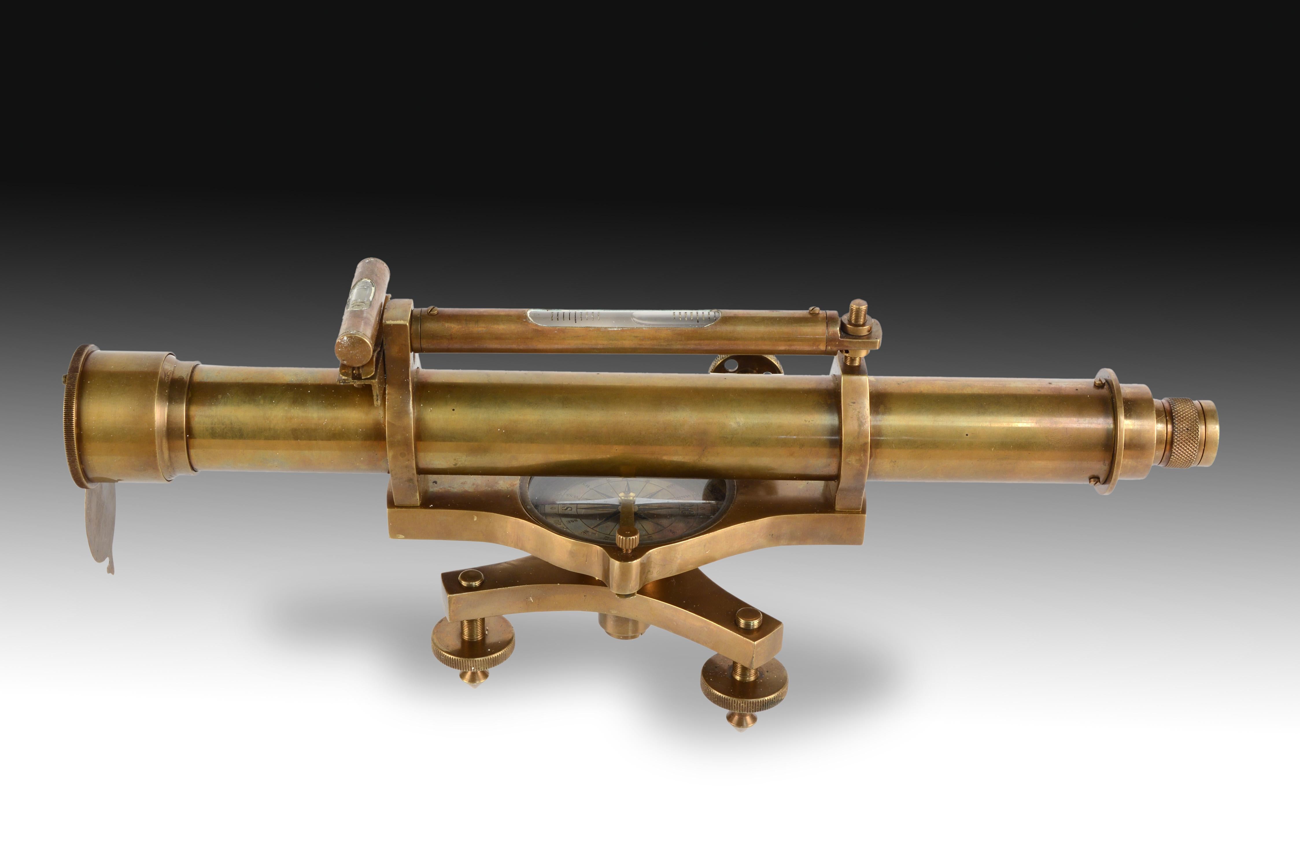 Telescope with decorative level. Metal. 
Small decorative telescope with top level and three adjustable legs that also has a compass and bubble levels.