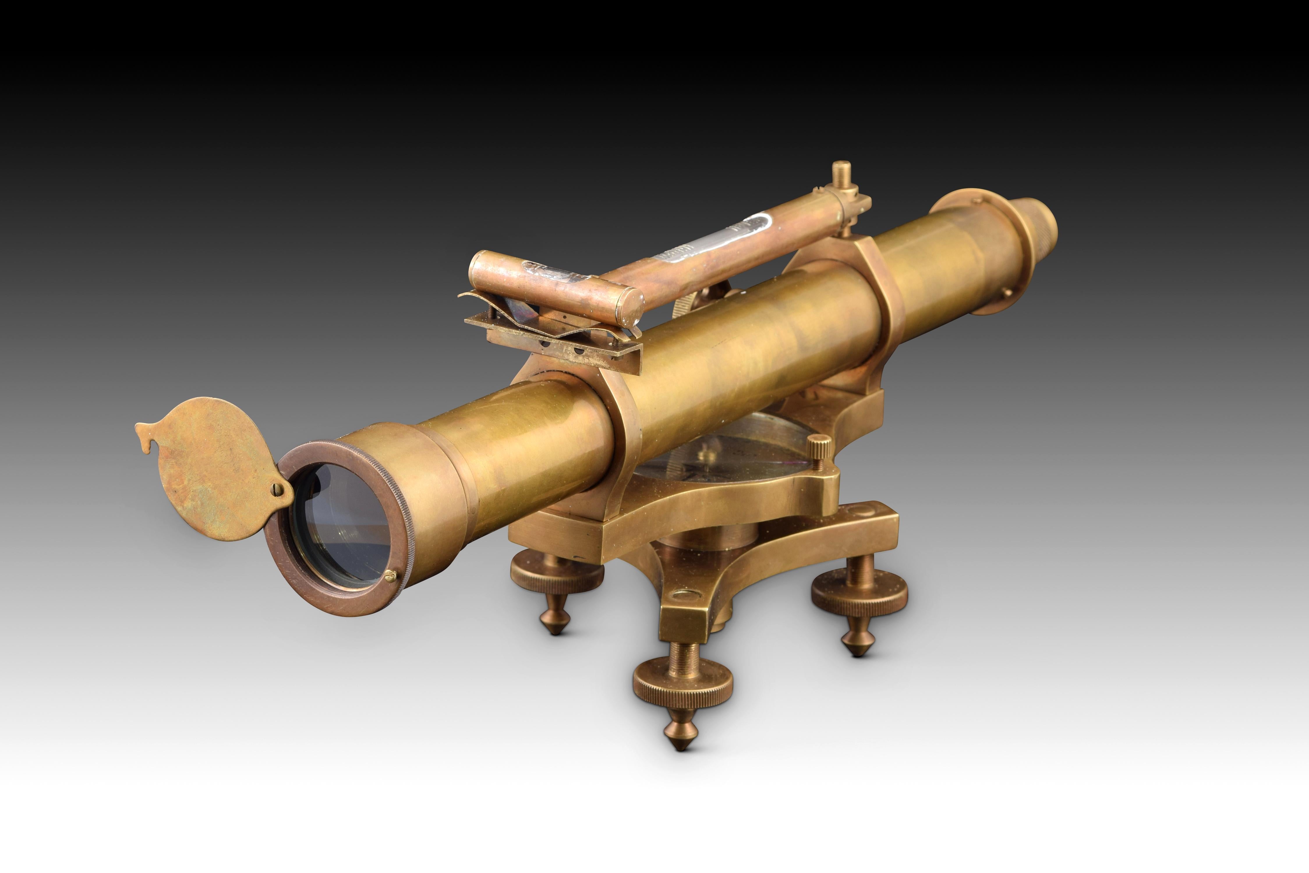 Teleskop mit dekorativer Wasserwaage. Metall. 
Kleines dekoratives Fernrohr mit oberer Wasserwaage und drei verstellbaren Beinen, das auch einen Kompass und eine Wasserwaage enthält.