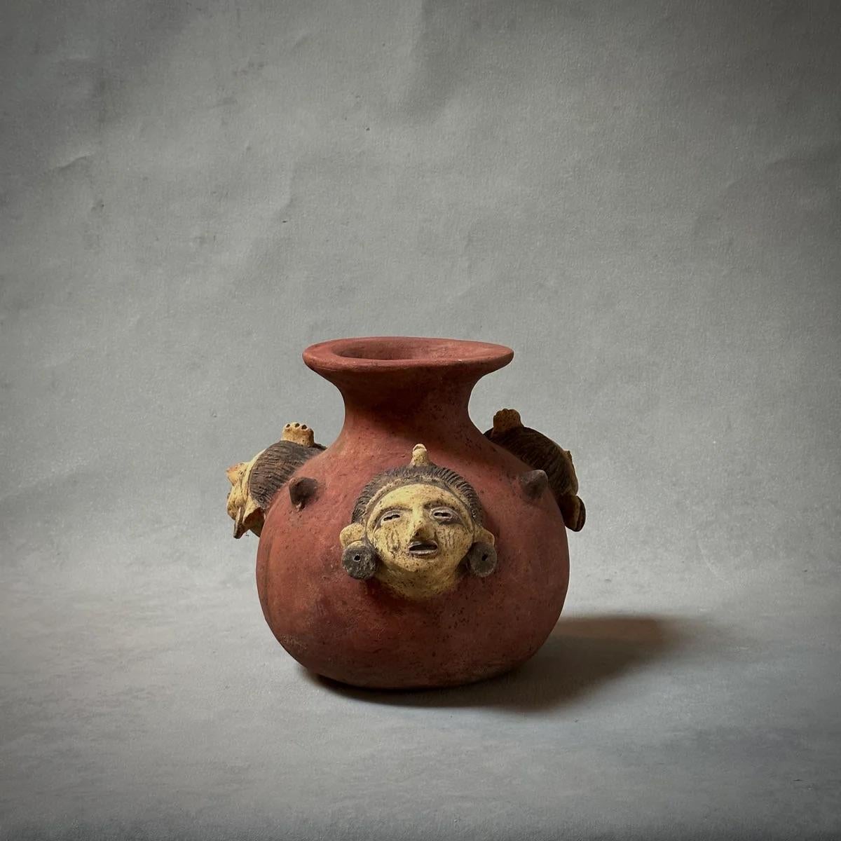 Terracotta Vaso decorativo in terracotta con figure in vendita