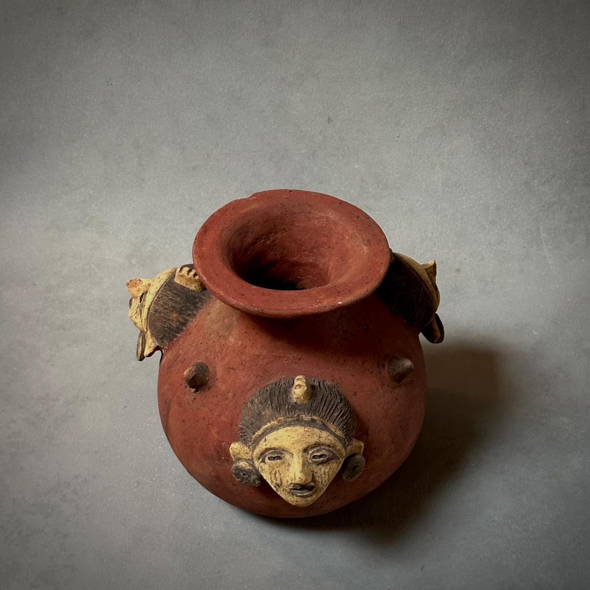 Vaso decorativo in terracotta con figure in vendita 1