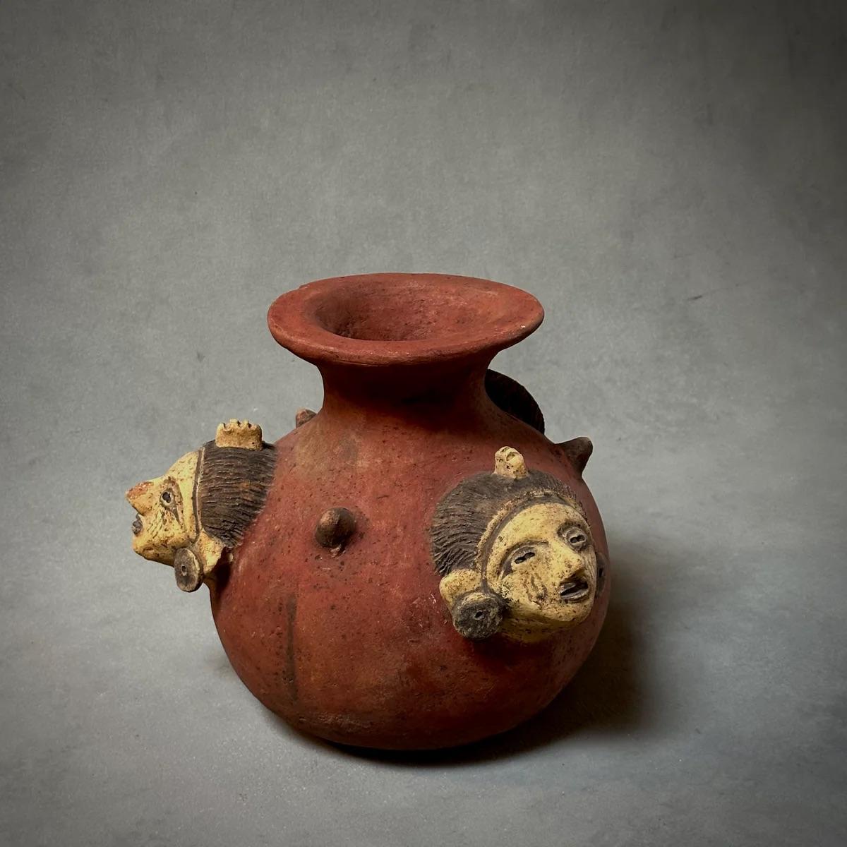 Vaso decorativo in terracotta con figure in vendita 2