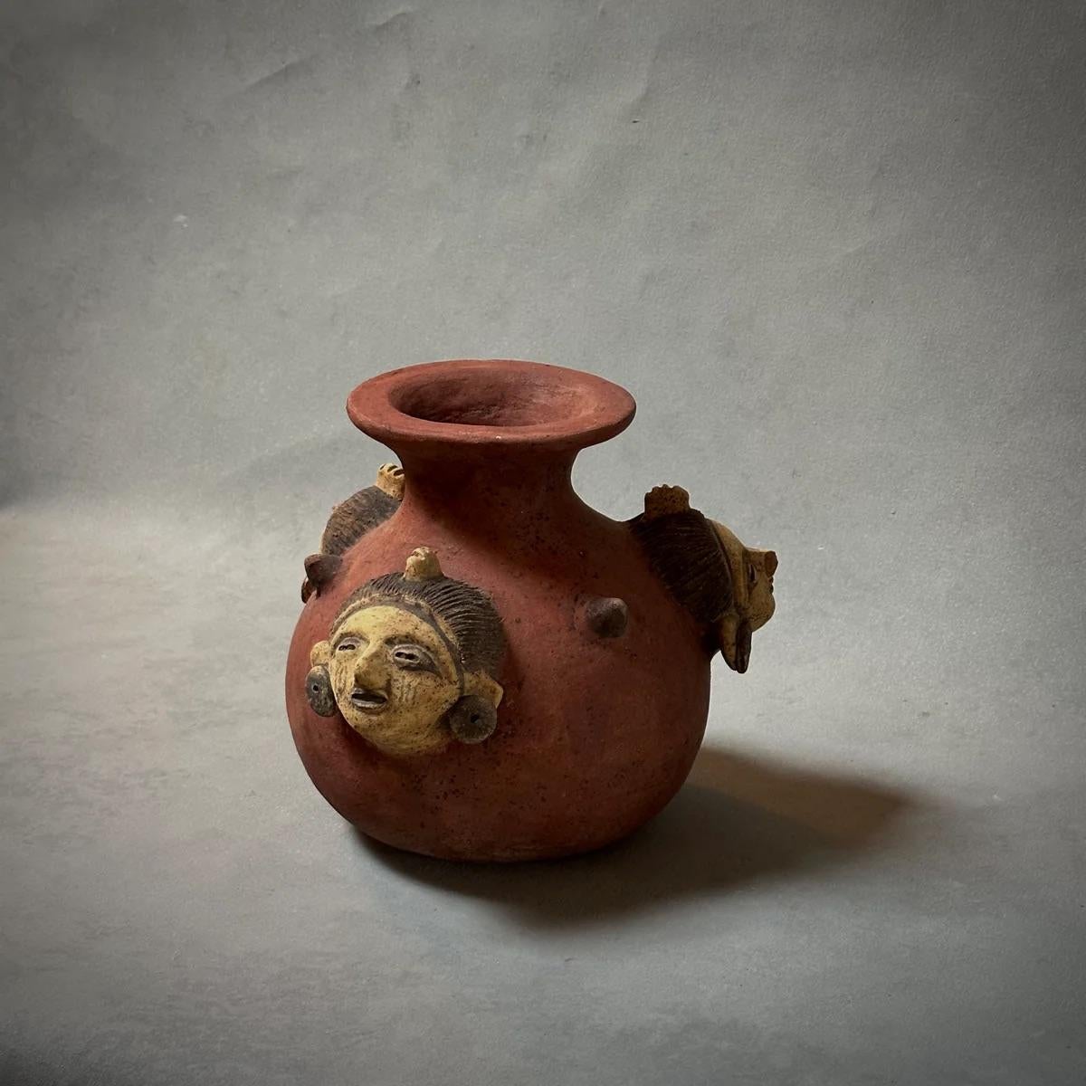 Vaso decorativo in terracotta con figure in vendita 3