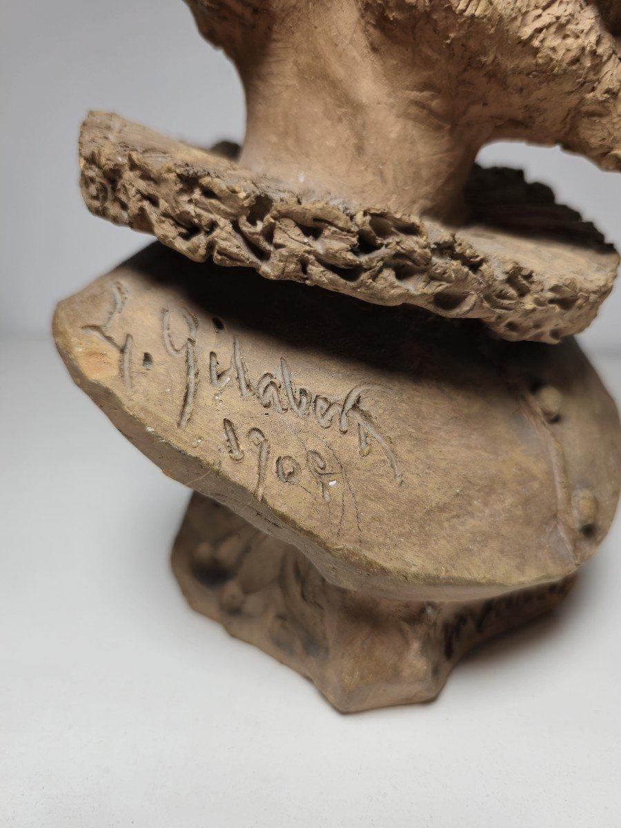 Arricchisci la tua collezione con questo busto decorativo in terracotta del famoso scrittore spagnolo Miguel de Cervantes. Realizzato nel 1900 circa, questo busto cattura l'icona letteraria con notevoli dettagli e maestria, rendendolo un'aggiunta
