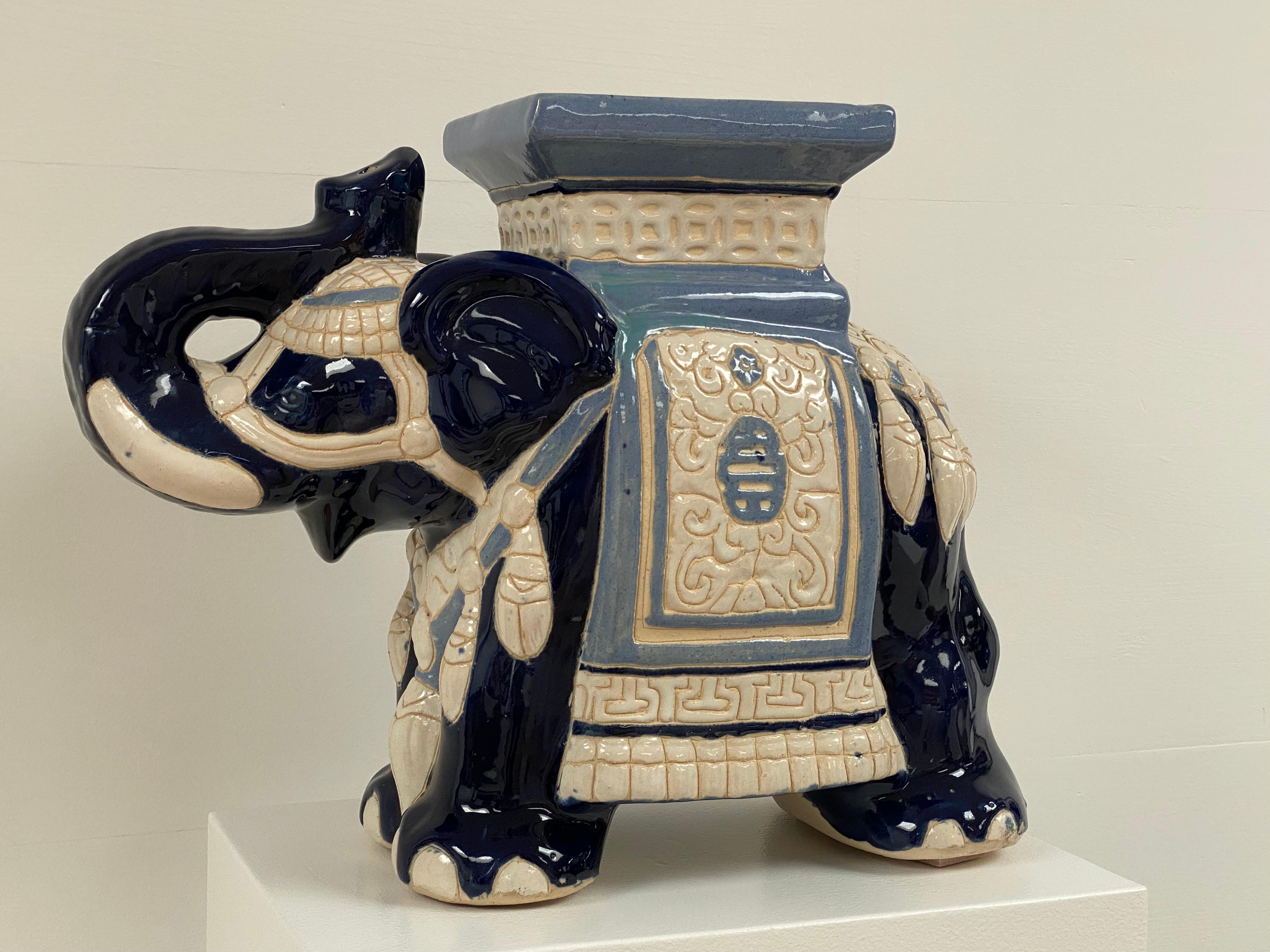 Éléphant en terre cuite très décoratif dans une variété de couleurs bleues,
Décorations orientales, peut être utilisé comme un objet décoratif ainsi que comme une table d'appoint ou un tabouret.