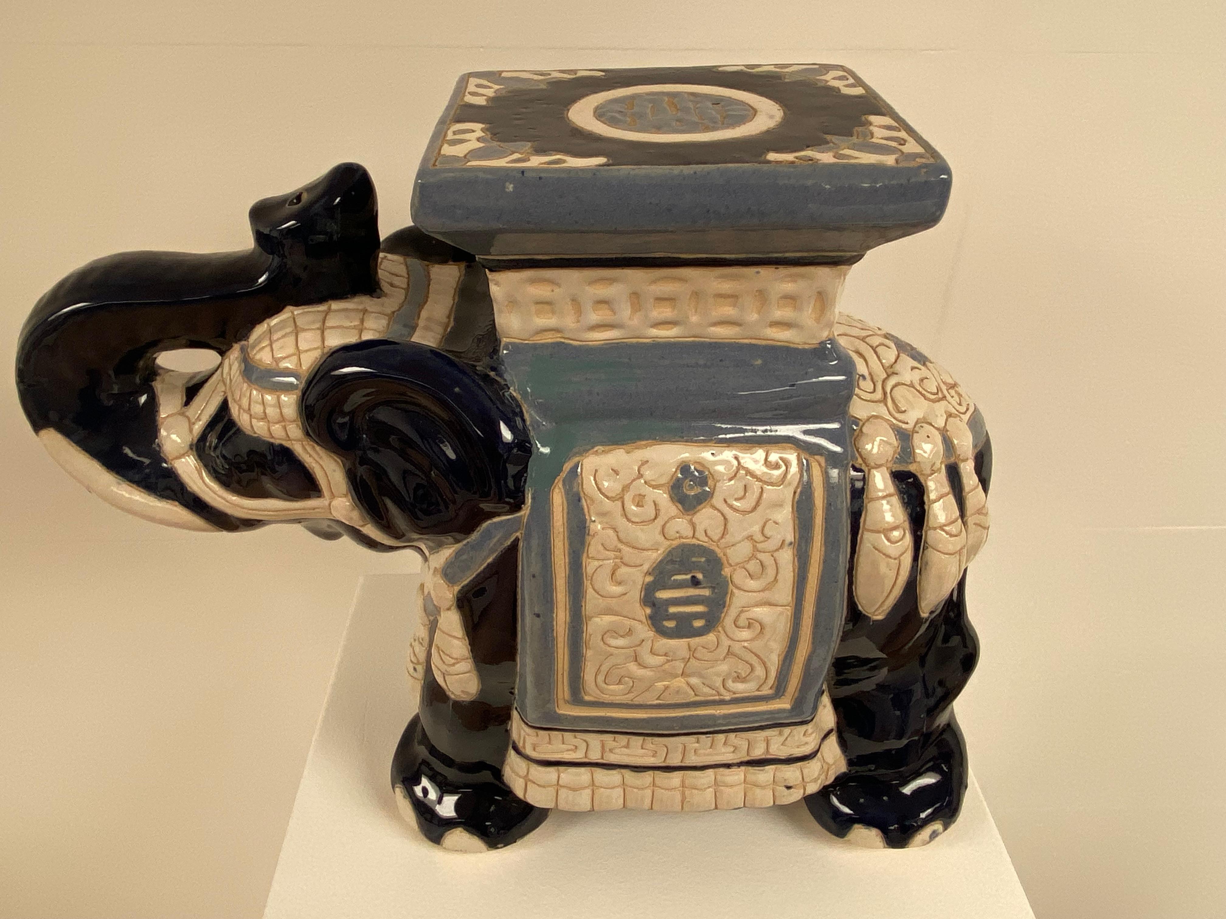 Elefante decorativo de terracota en colores azules Glaseado en venta