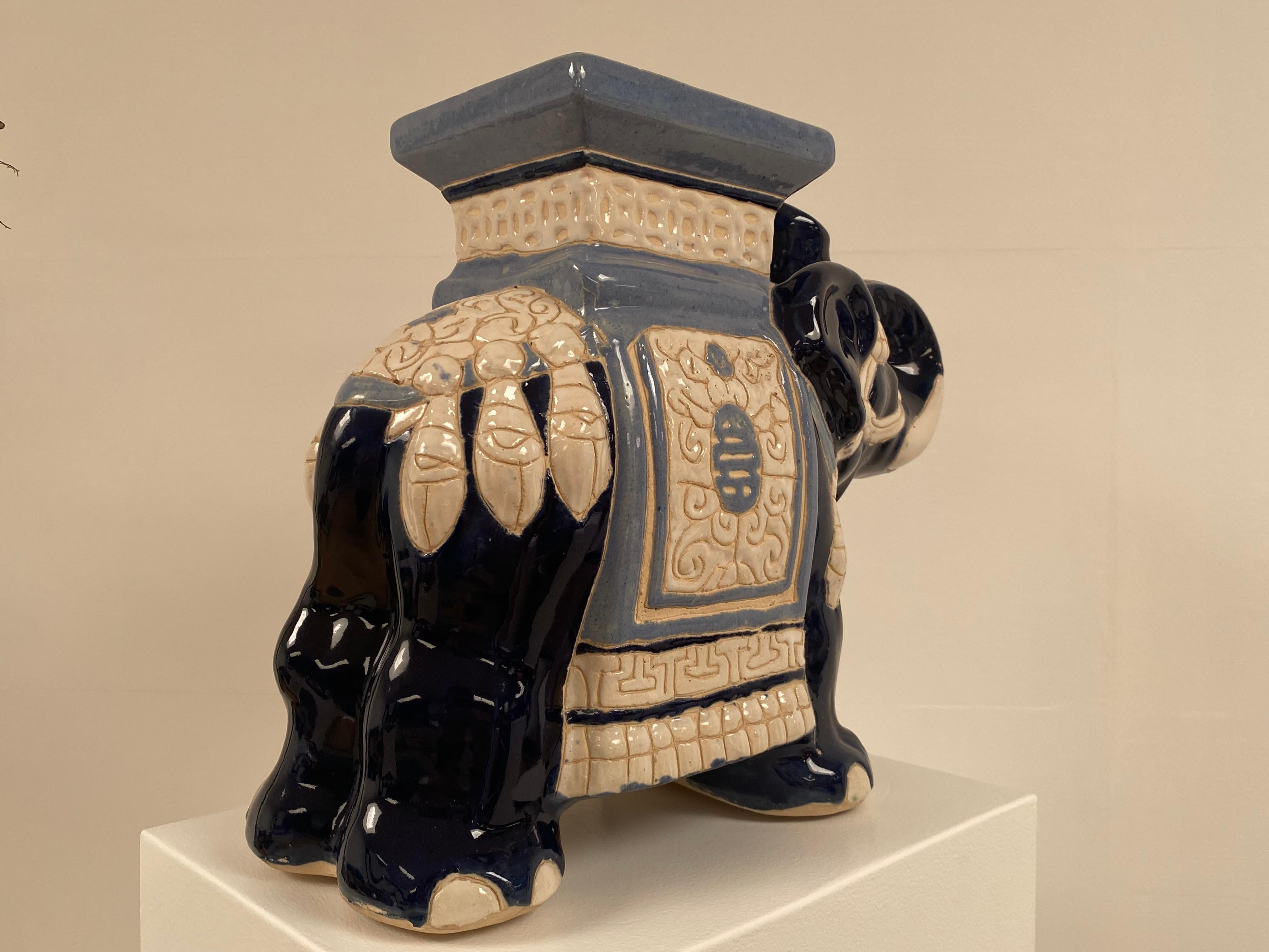 XXIe siècle et contemporain Éléphant décoratif en terre cuite de couleurs bleues en vente