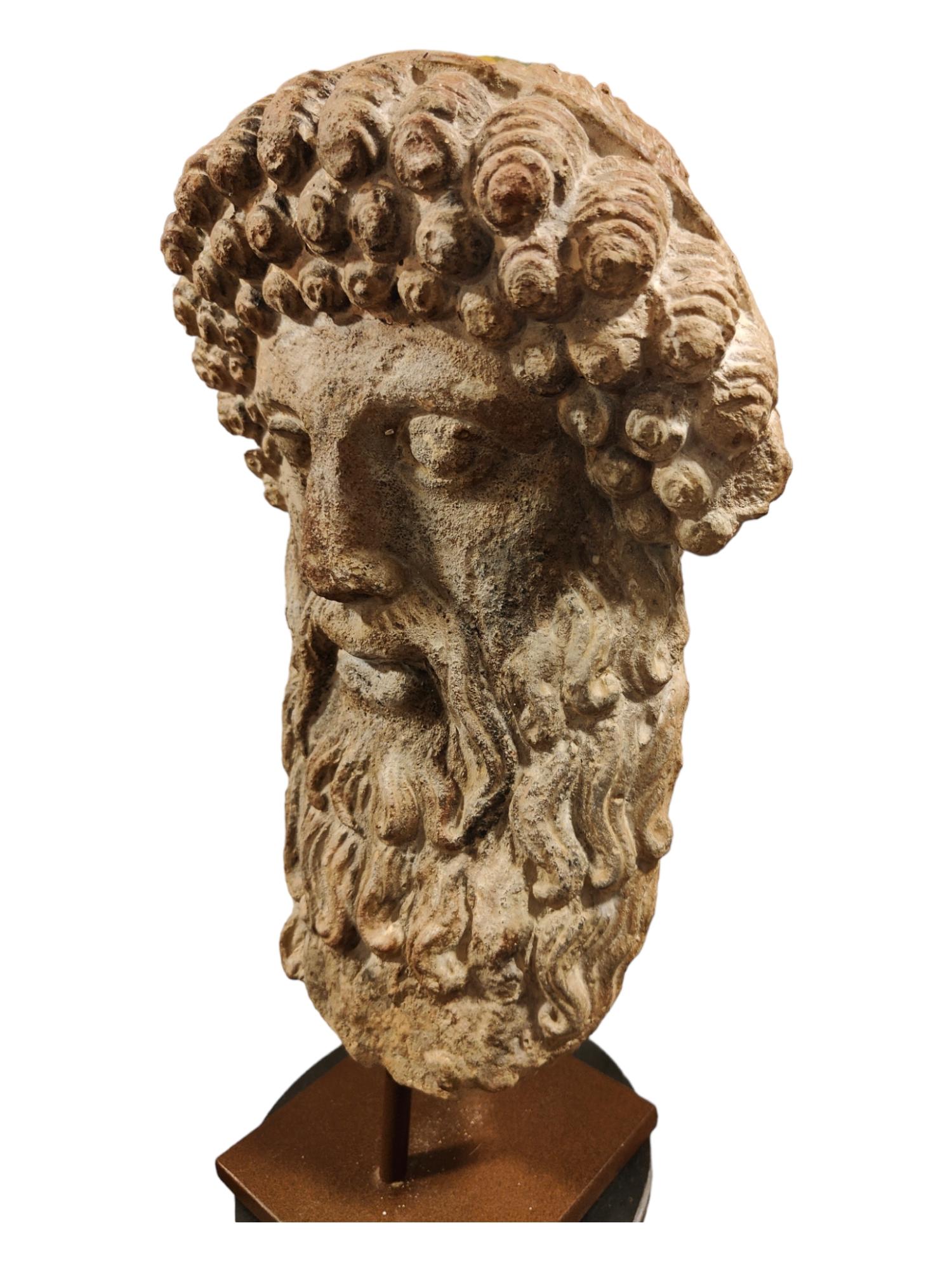 Arricchisci la tua collezione con questa squisita testa decorativa in terracotta di un dio greco, risalente ai primi anni del 1900. Questo pezzo cattura la bellezza e la grandezza senza tempo dell'antica mitologia greca, rendendolo un'aggiunta