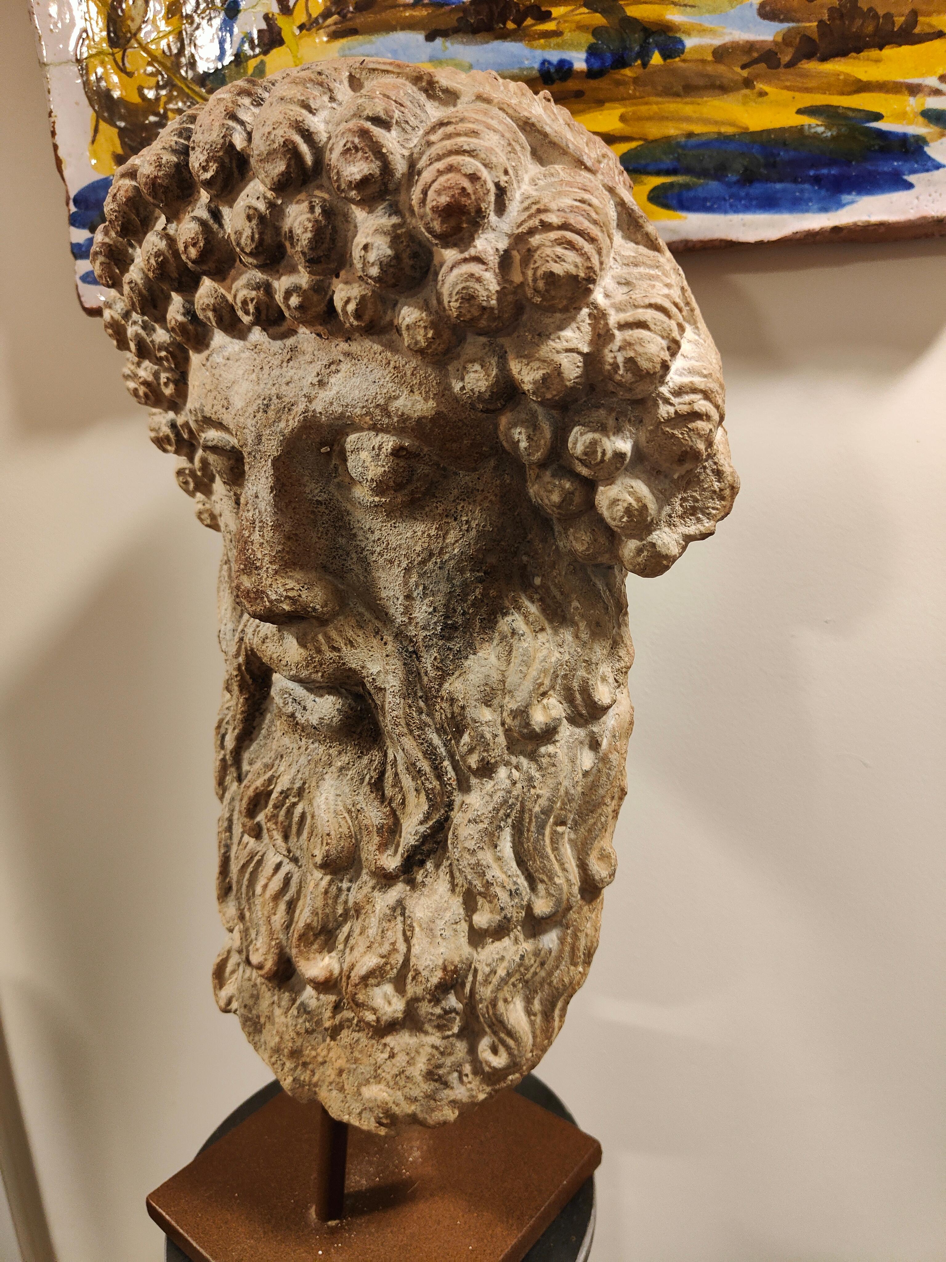 Testa decorativa di un dio greco in terracotta In condizioni buone in vendita a Madrid, ES
