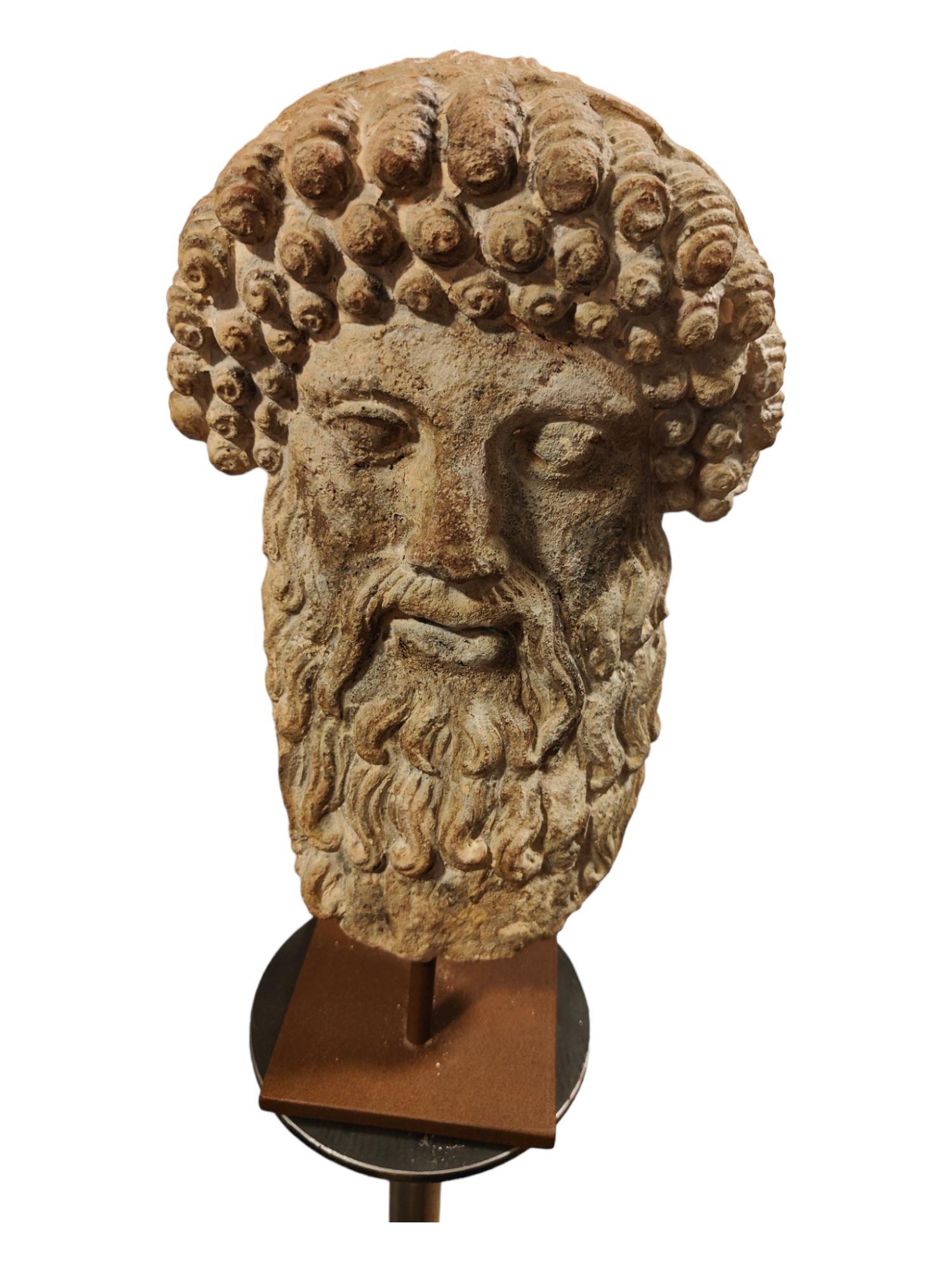 Terracotta Testa decorativa di un dio greco in terracotta in vendita