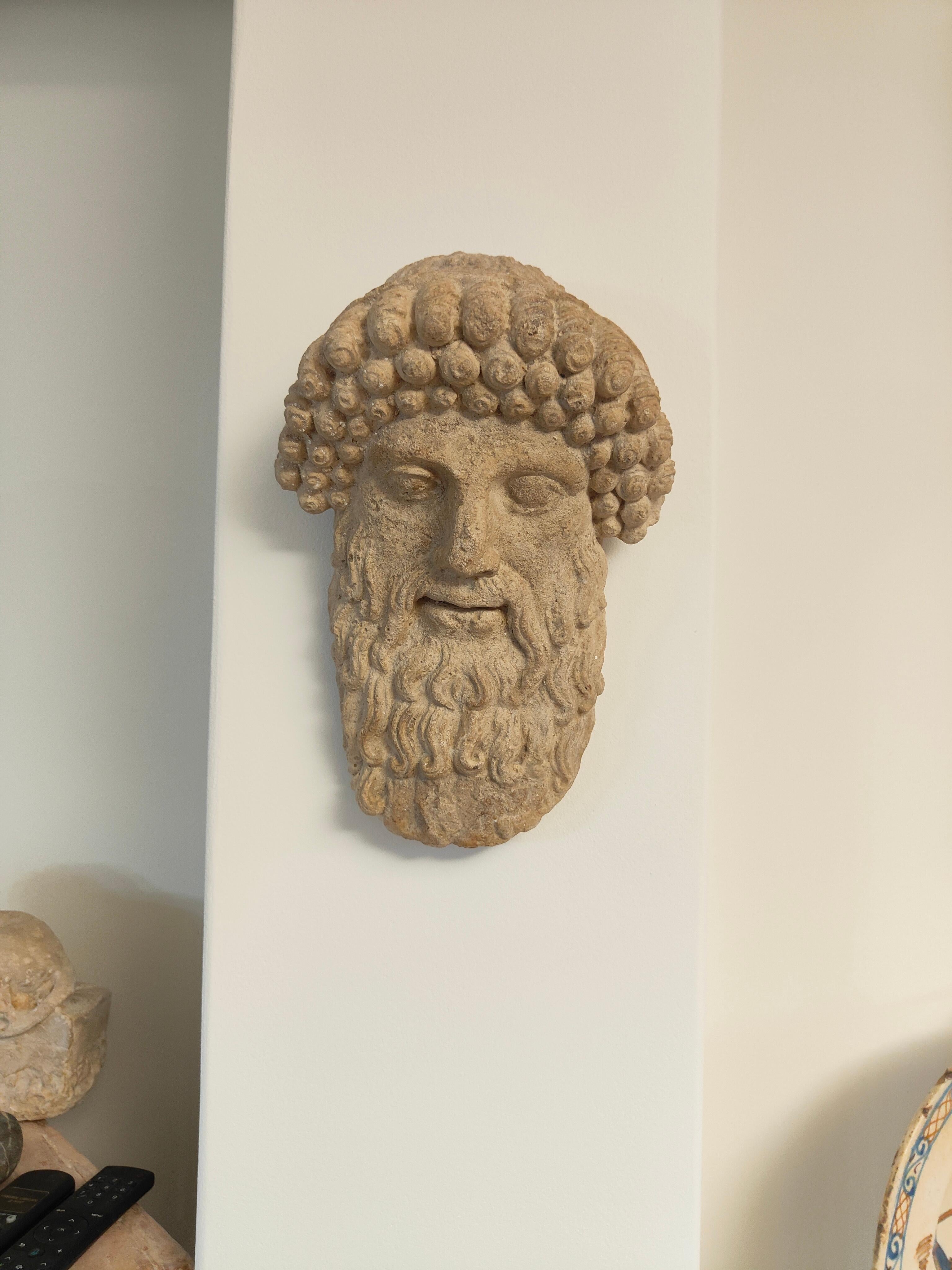 Testa decorativa di un dio greco in terracotta in vendita 1