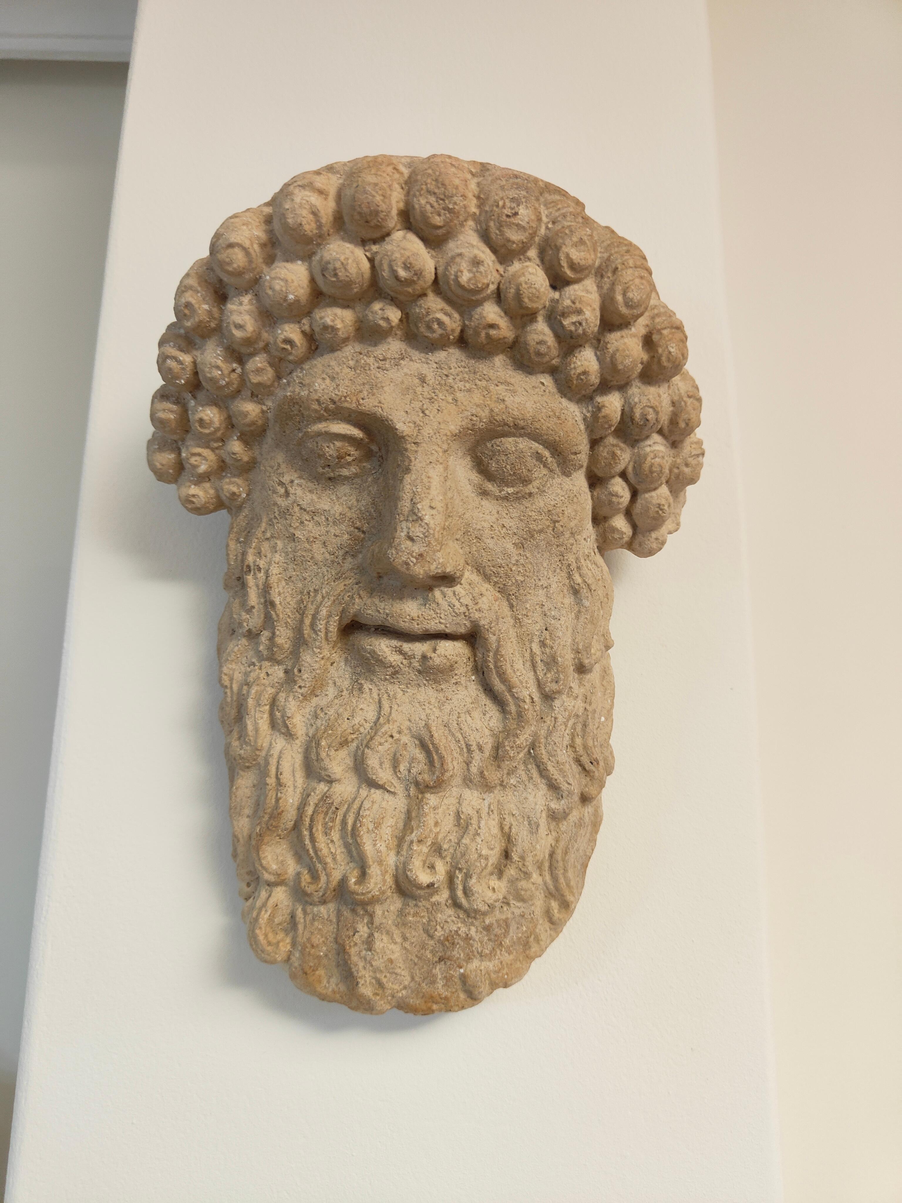 Testa decorativa di un dio greco in terracotta in vendita 2