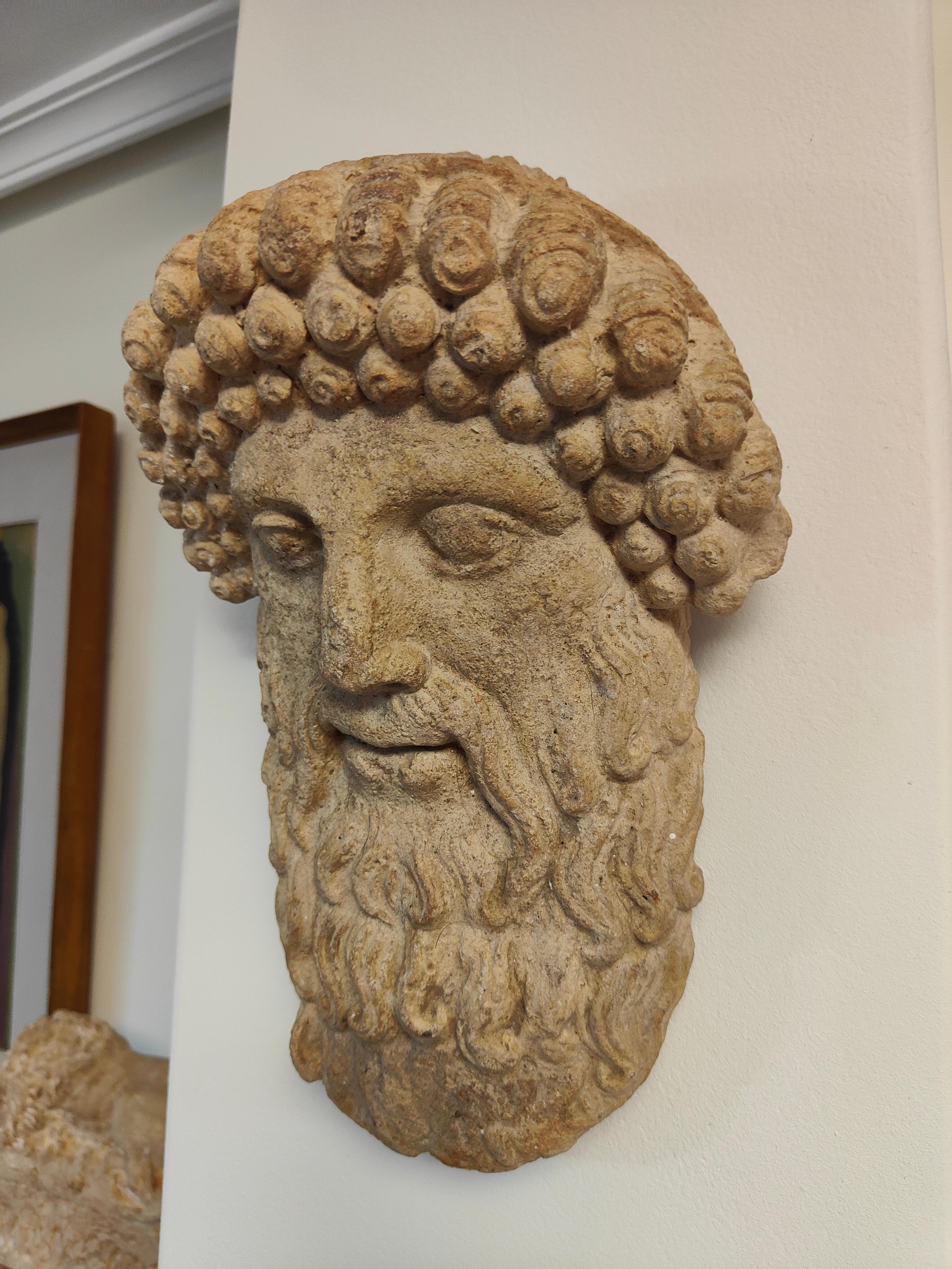Testa decorativa di un dio greco in terracotta in vendita 3