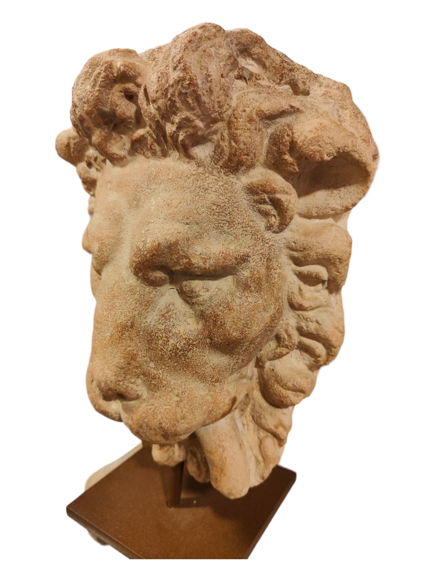 Terracotta Testa di leone decorativa in terracotta in vendita