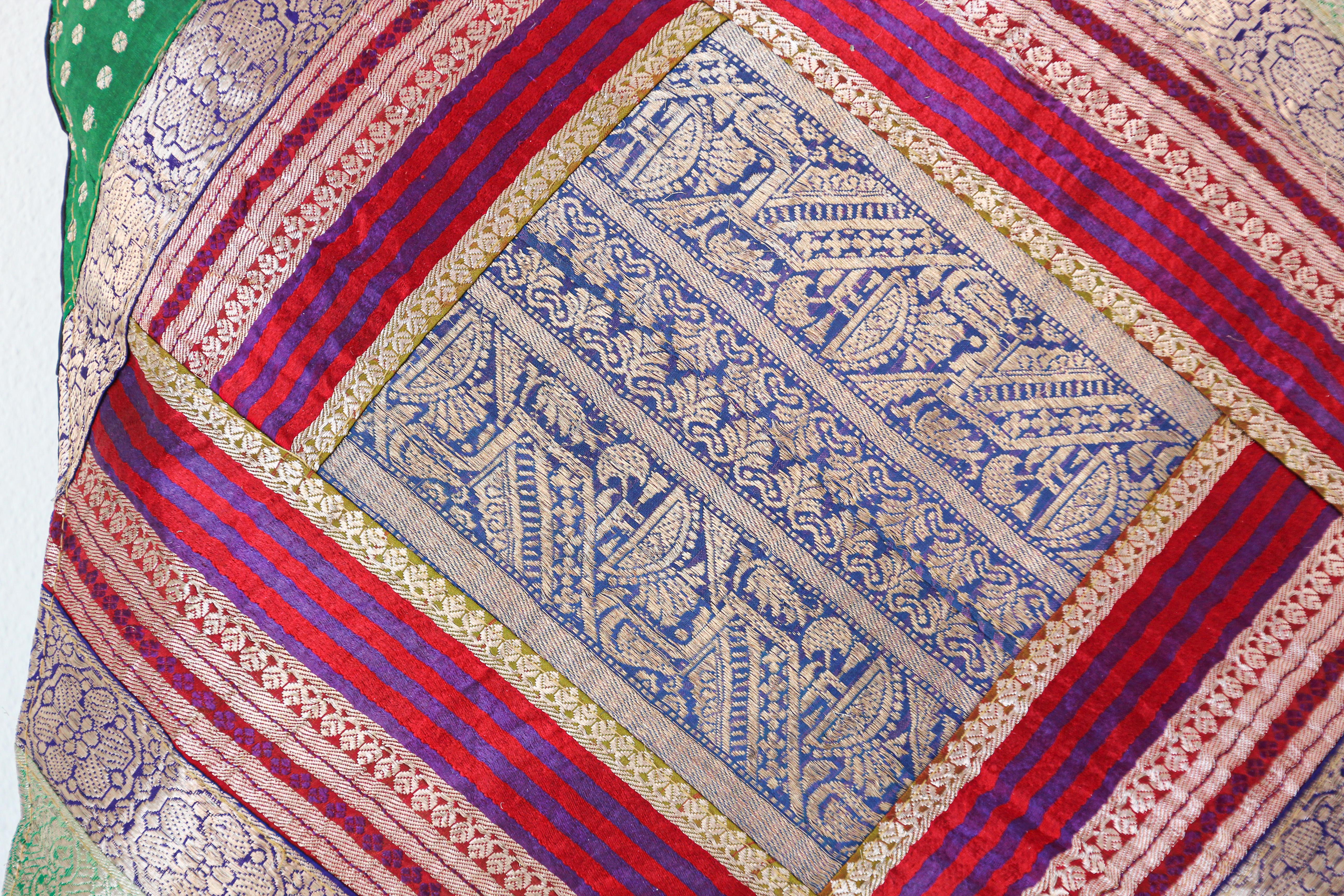 Mauresque Coussin décoratif fabriqué à partir de bordures Sari vintage, Inde en vente