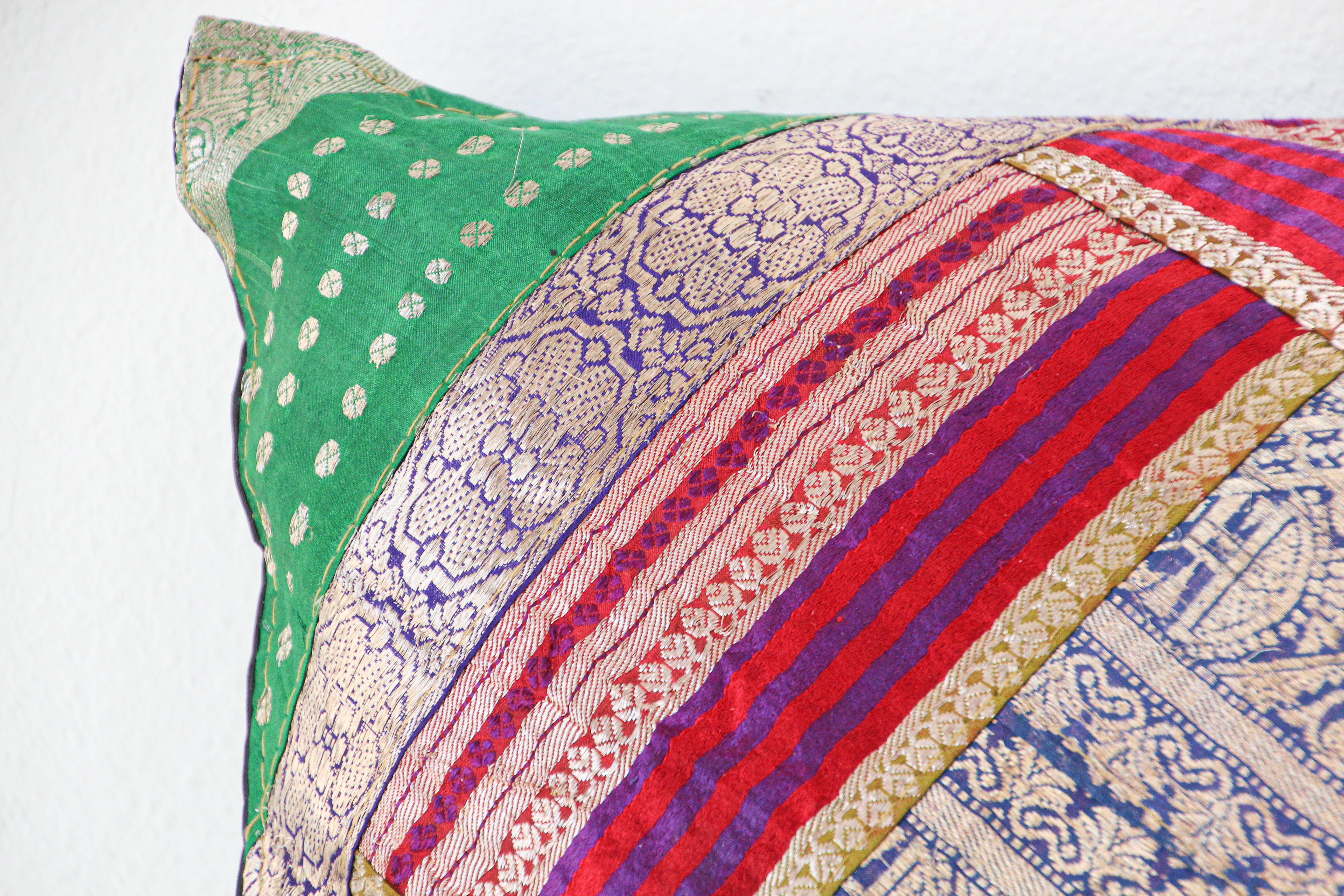 Indien Coussin décoratif fabriqué à partir de bordures Sari vintage, Inde en vente