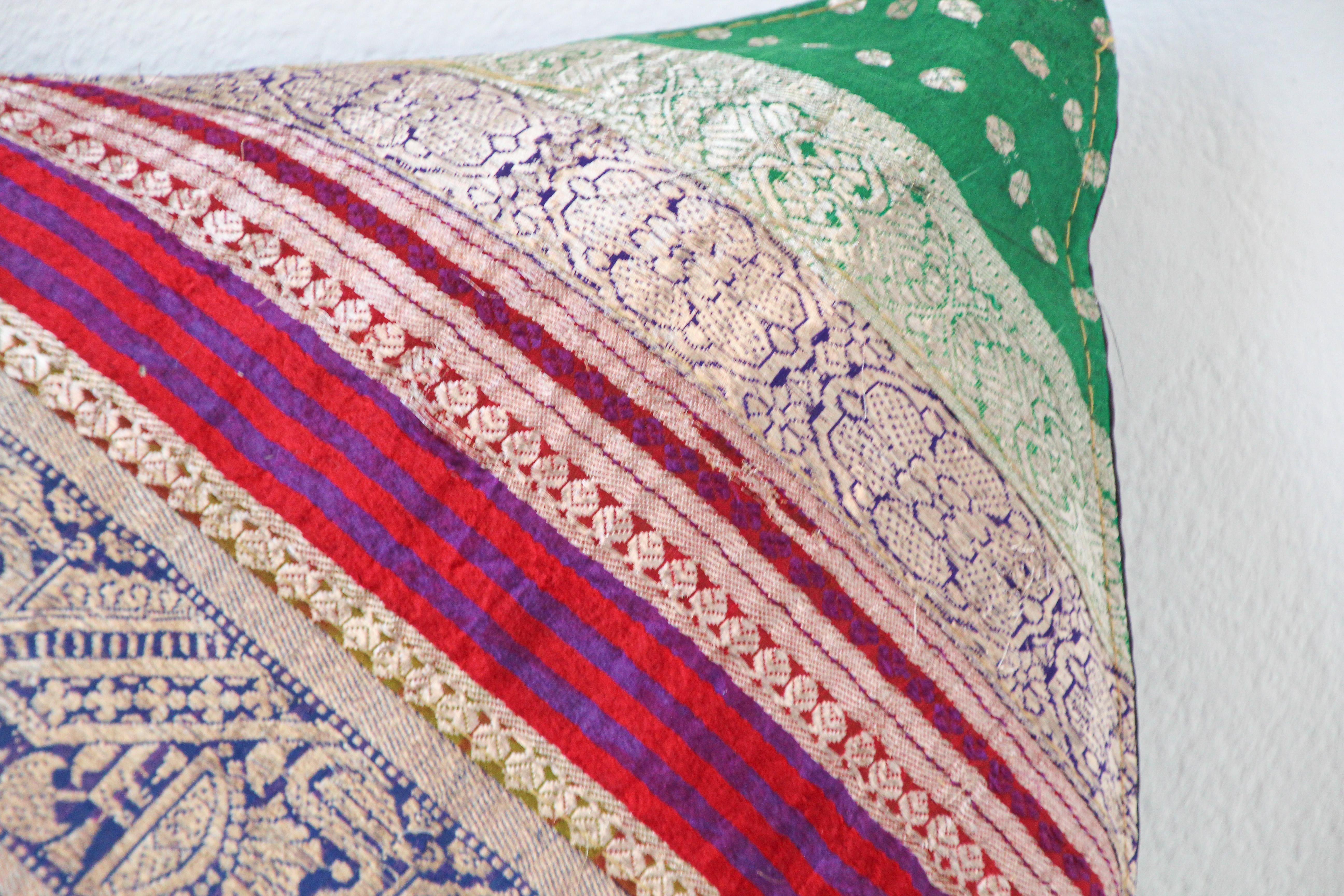 Brodé Coussin décoratif fabriqué à partir de bordures Sari vintage, Inde en vente