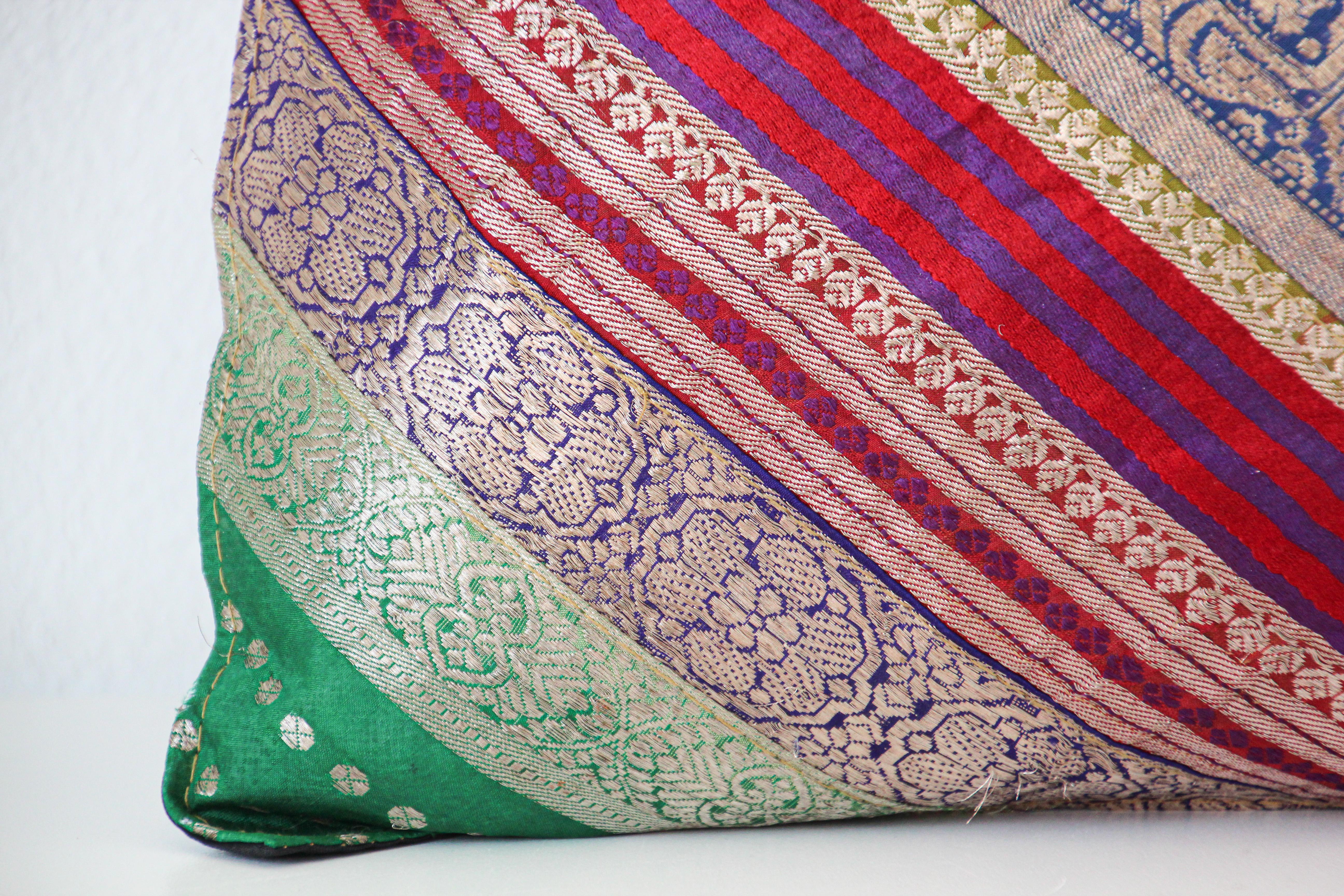 20ième siècle Coussin décoratif fabriqué à partir de bordures Sari vintage, Inde en vente