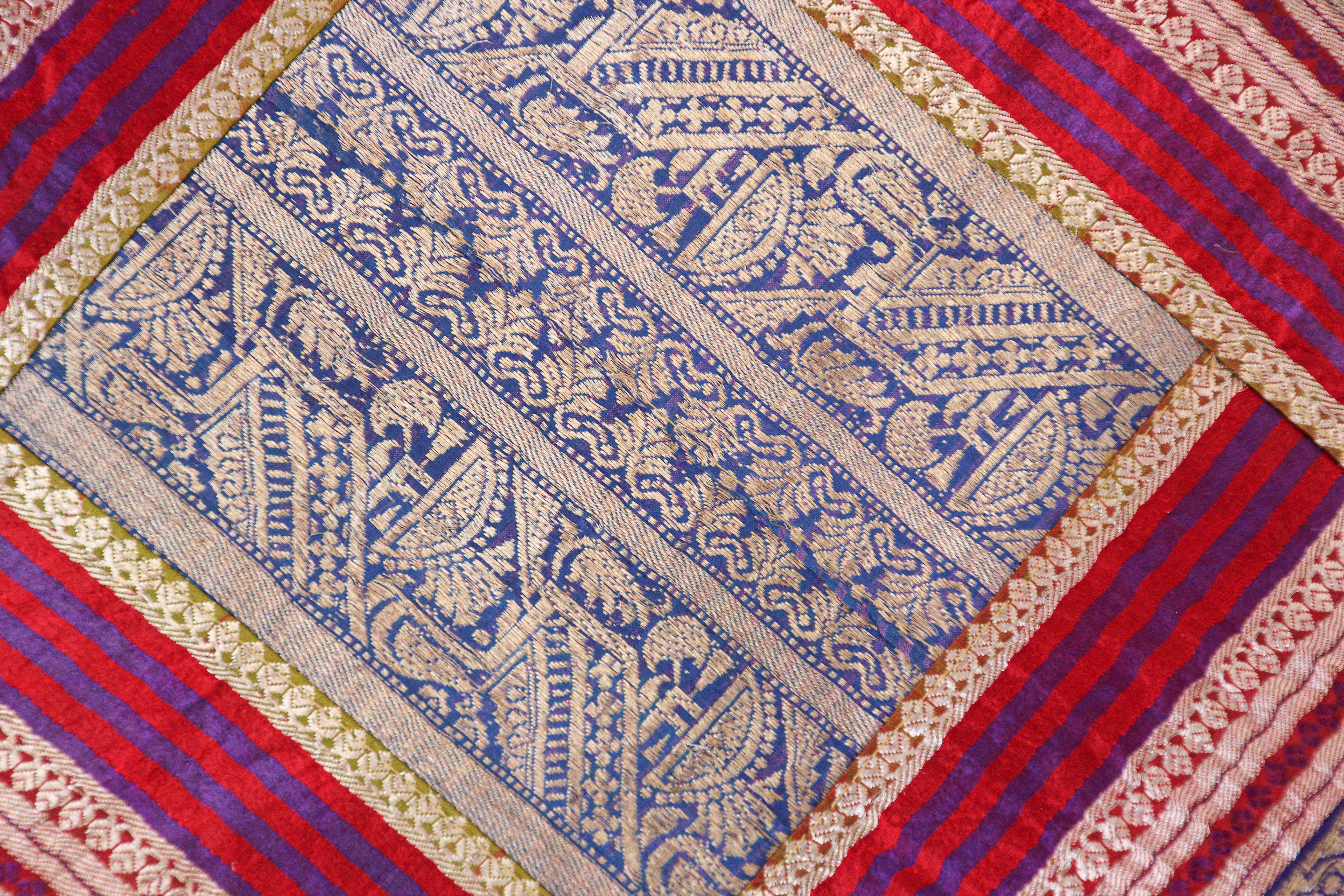 Tissu Coussin décoratif fabriqué à partir de bordures Sari vintage, Inde en vente