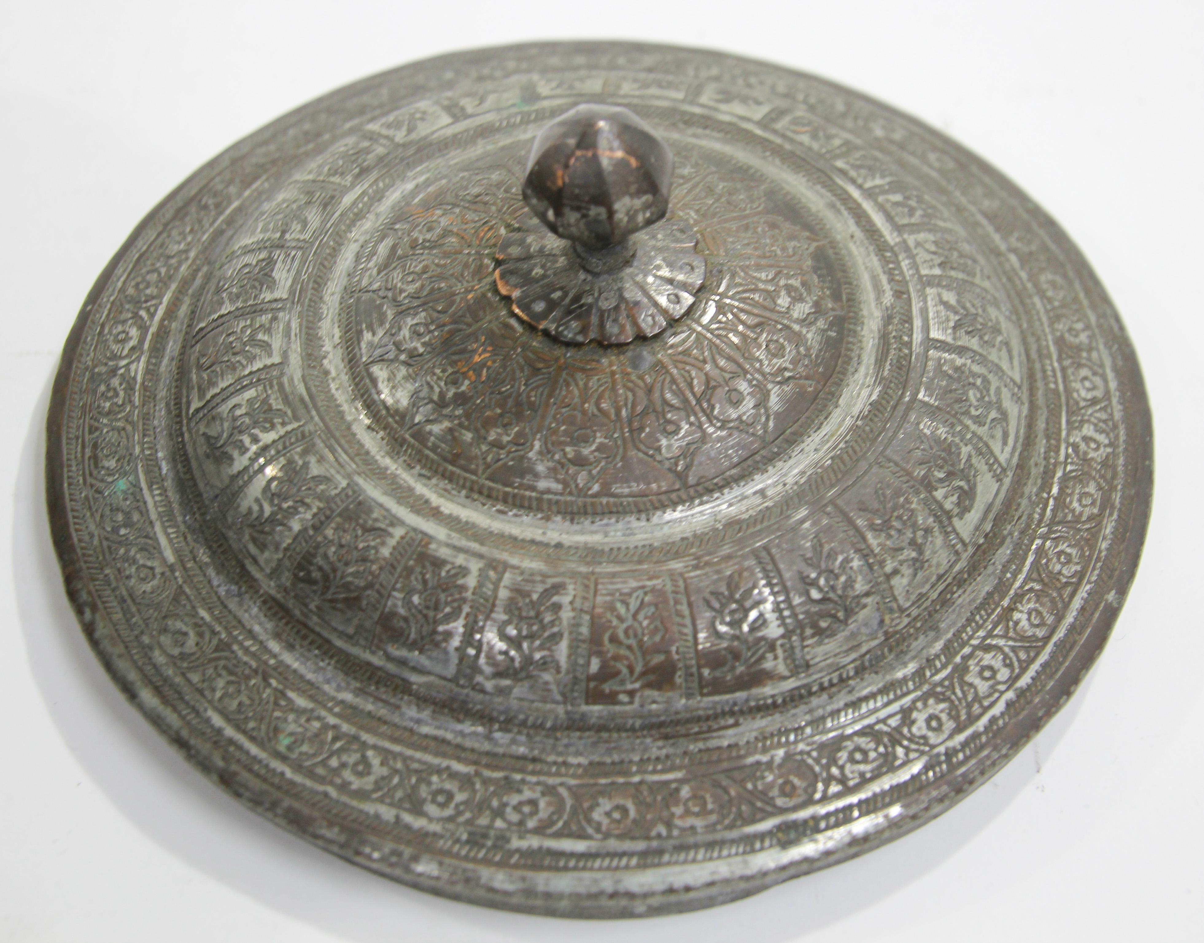 Decorative Tinned Copper South Asian Round Box with Lid In Good Condition For Sale In North Hollywood, CA