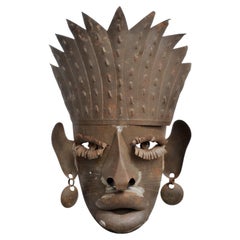 Maschera decorativa da parete in lamiera stagnata, metà del secolo scorso, 1959