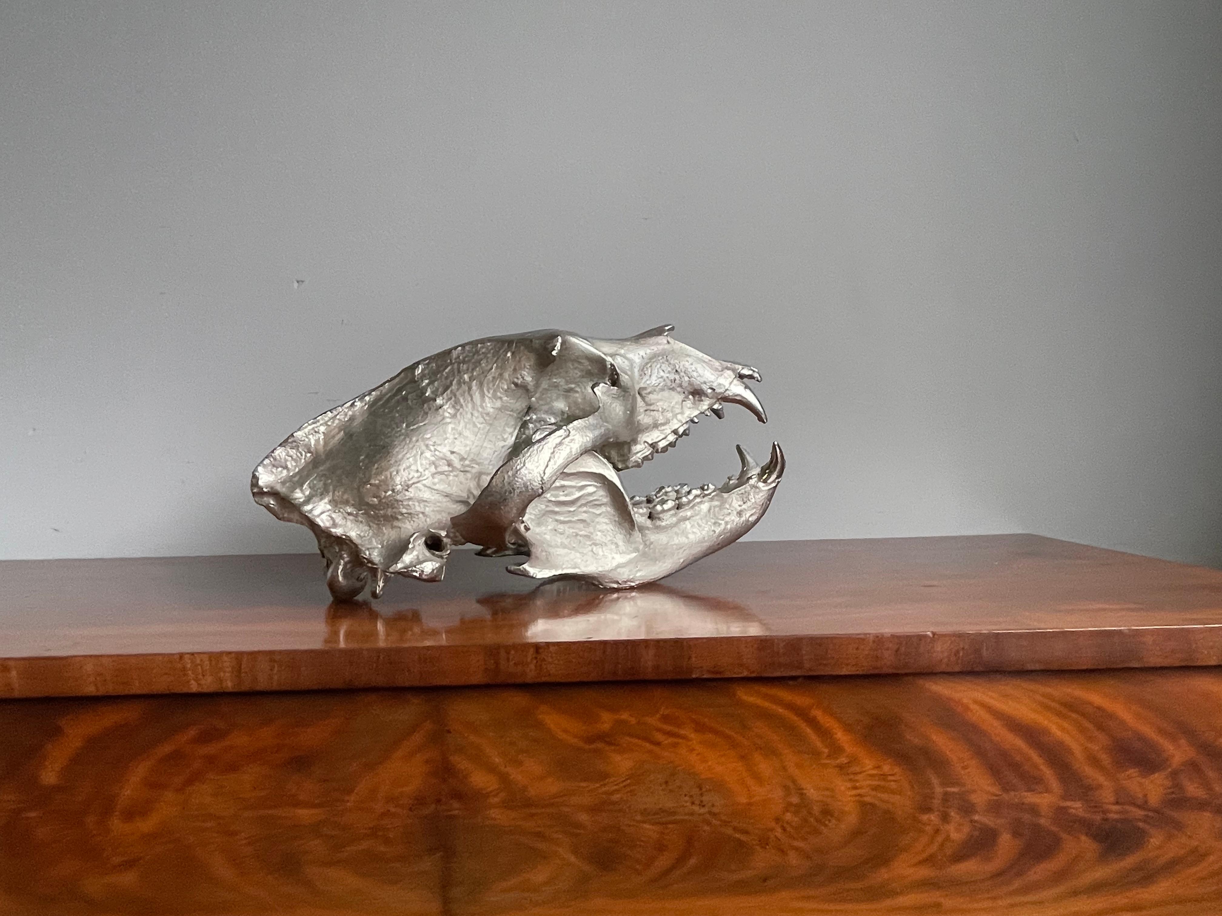 Sculpture de crâne d'ours en bronze peint en chrome mat, de qualité supérieure et décorative en vente 4