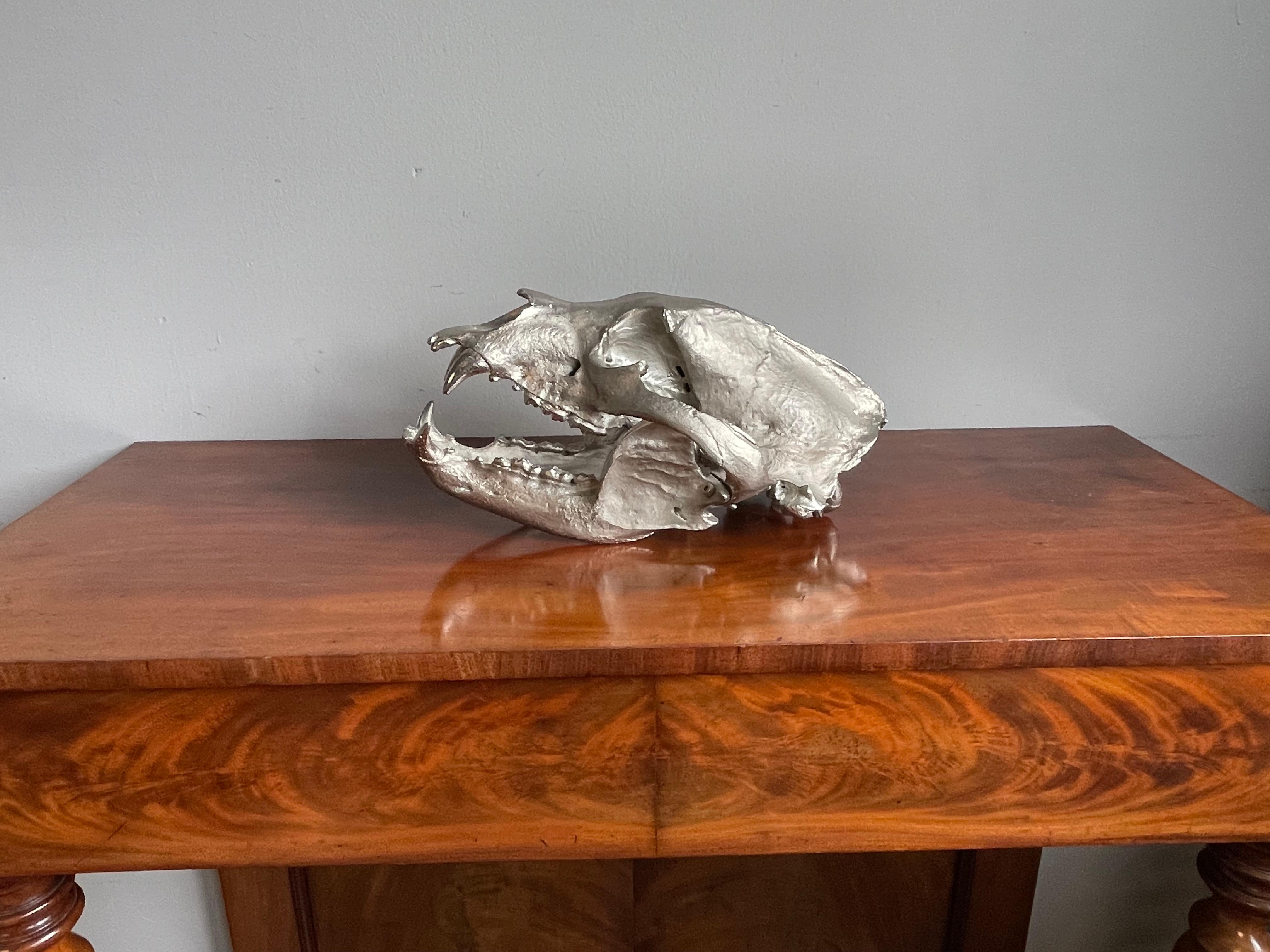 Sculpture de crâne d'ours en bronze peint en chrome mat, de qualité supérieure et décorative en vente 5