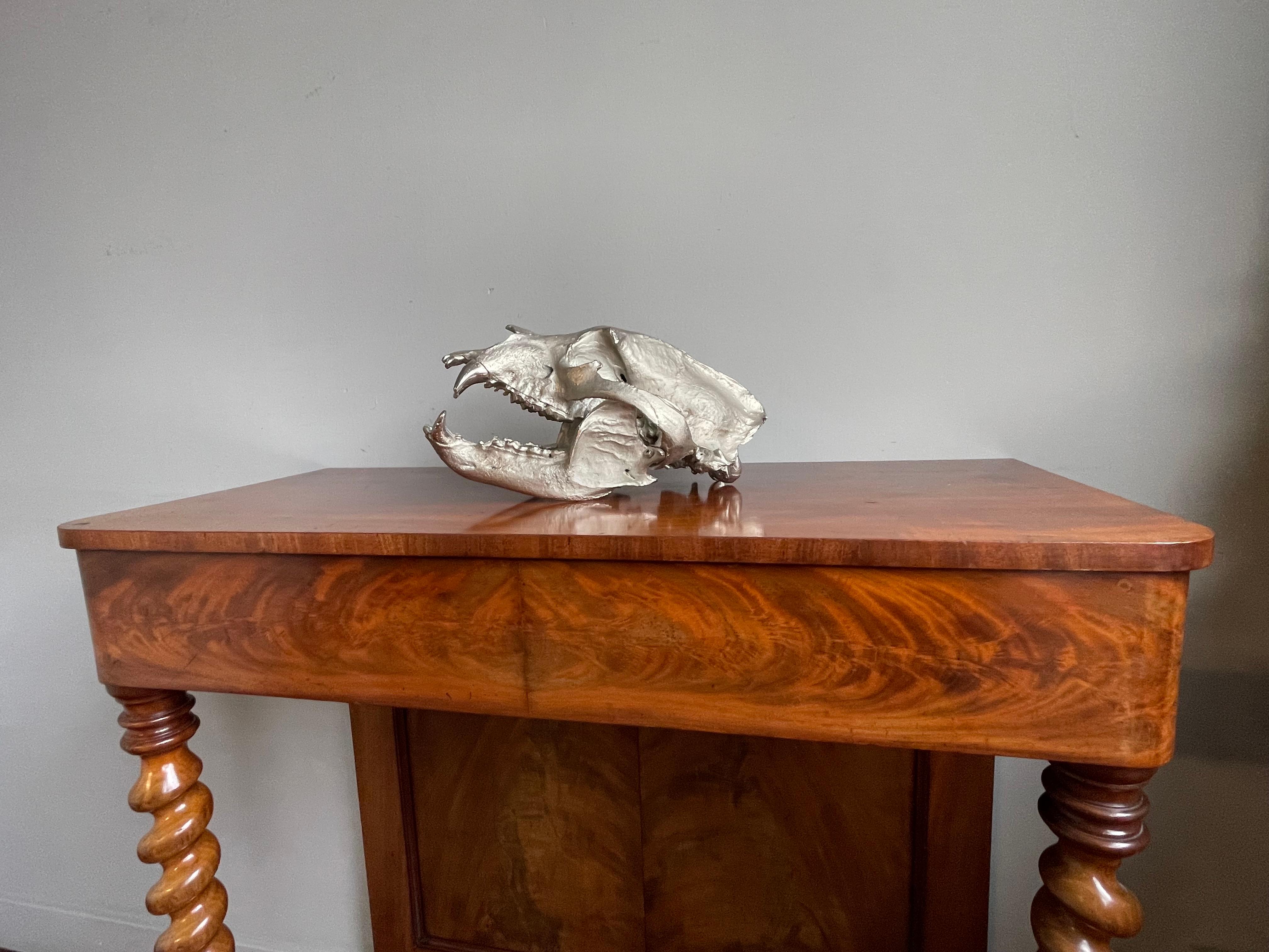 Sculpture de crâne d'ours en bronze peint en chrome mat, de qualité supérieure et décorative en vente 7