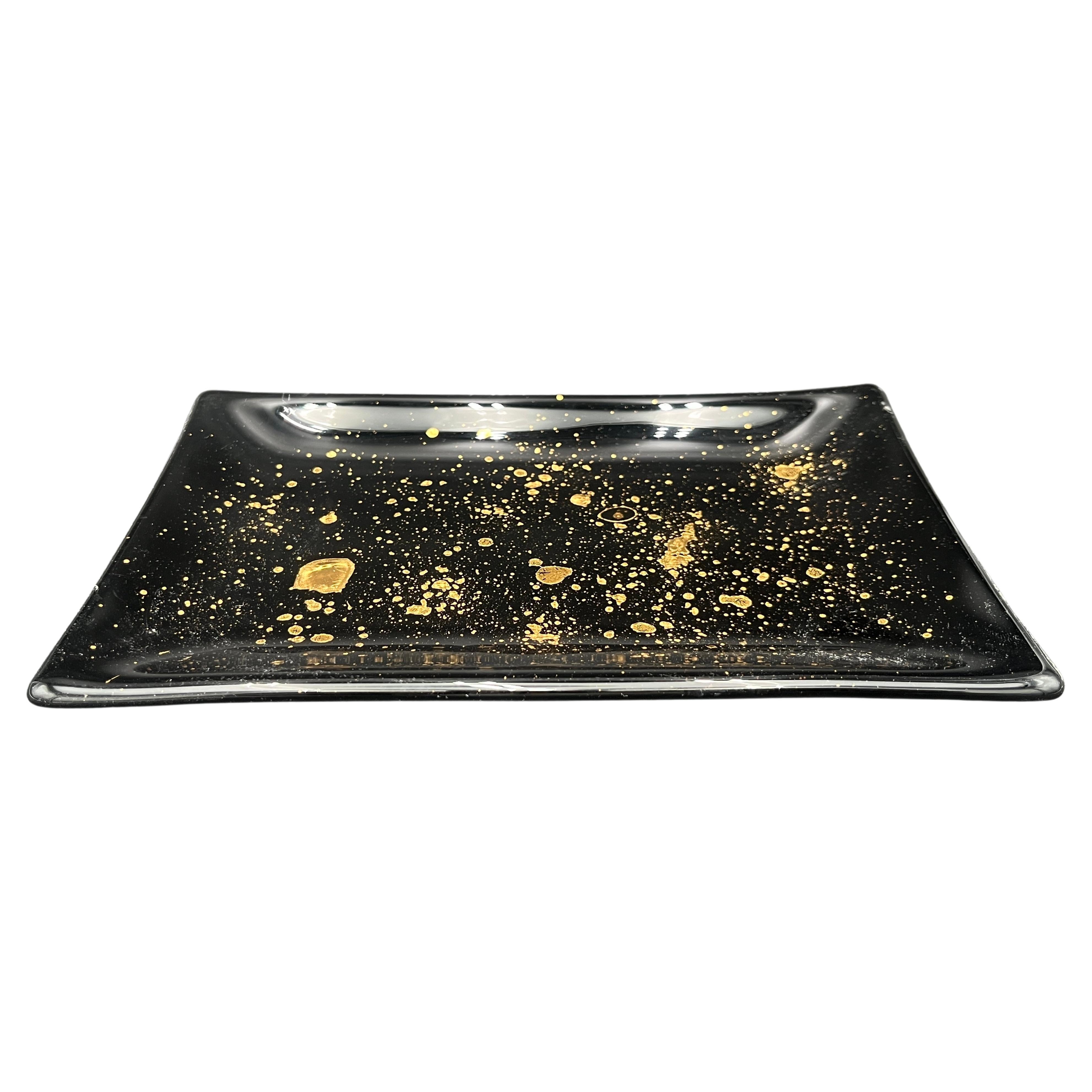 Bandeja de cristal decorativa con detalles dorados en venta