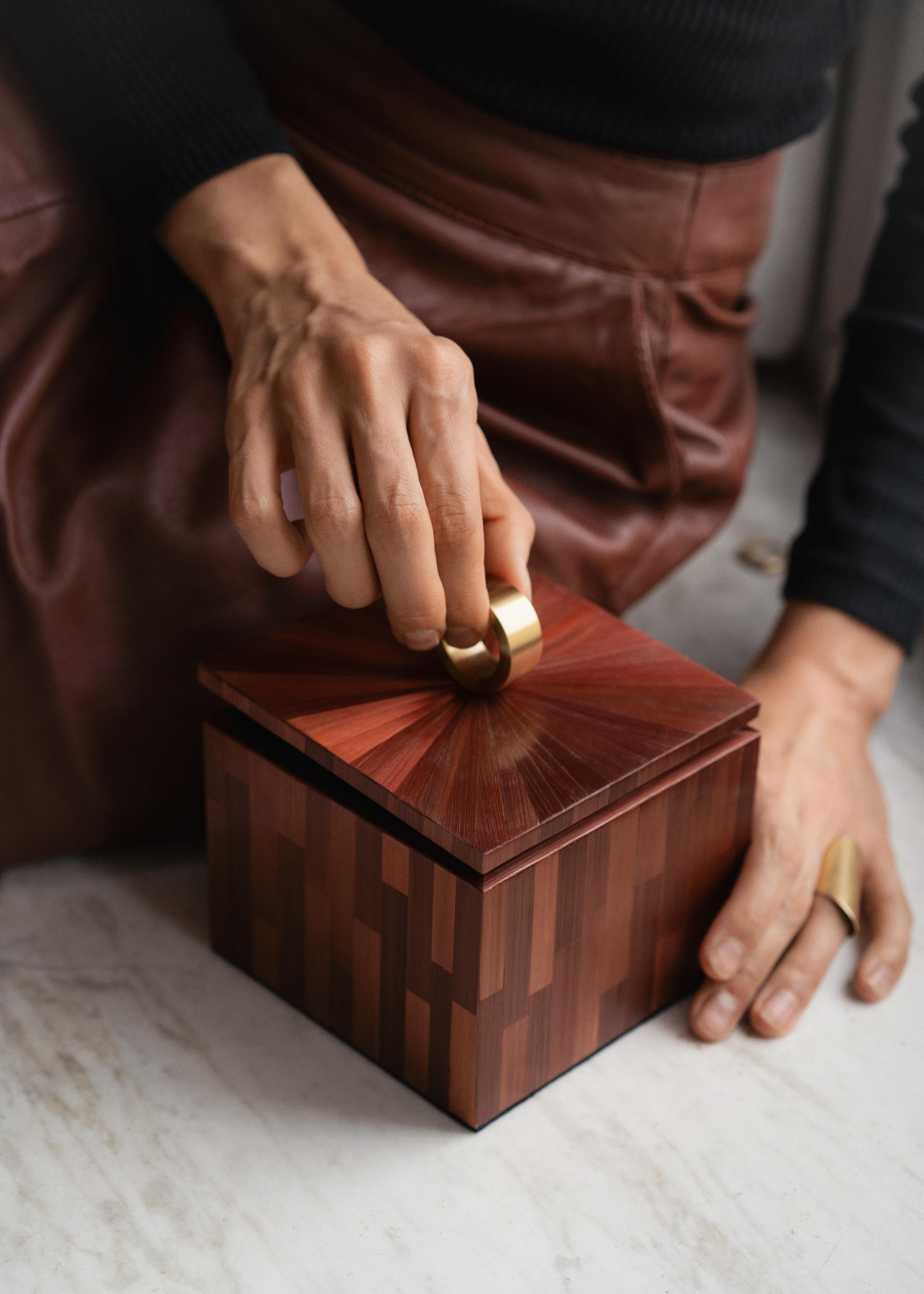 Caja del Tesoro Decorativa con Marquetería de Paja Roja Incrustación de Sol Artesanal en venta 3