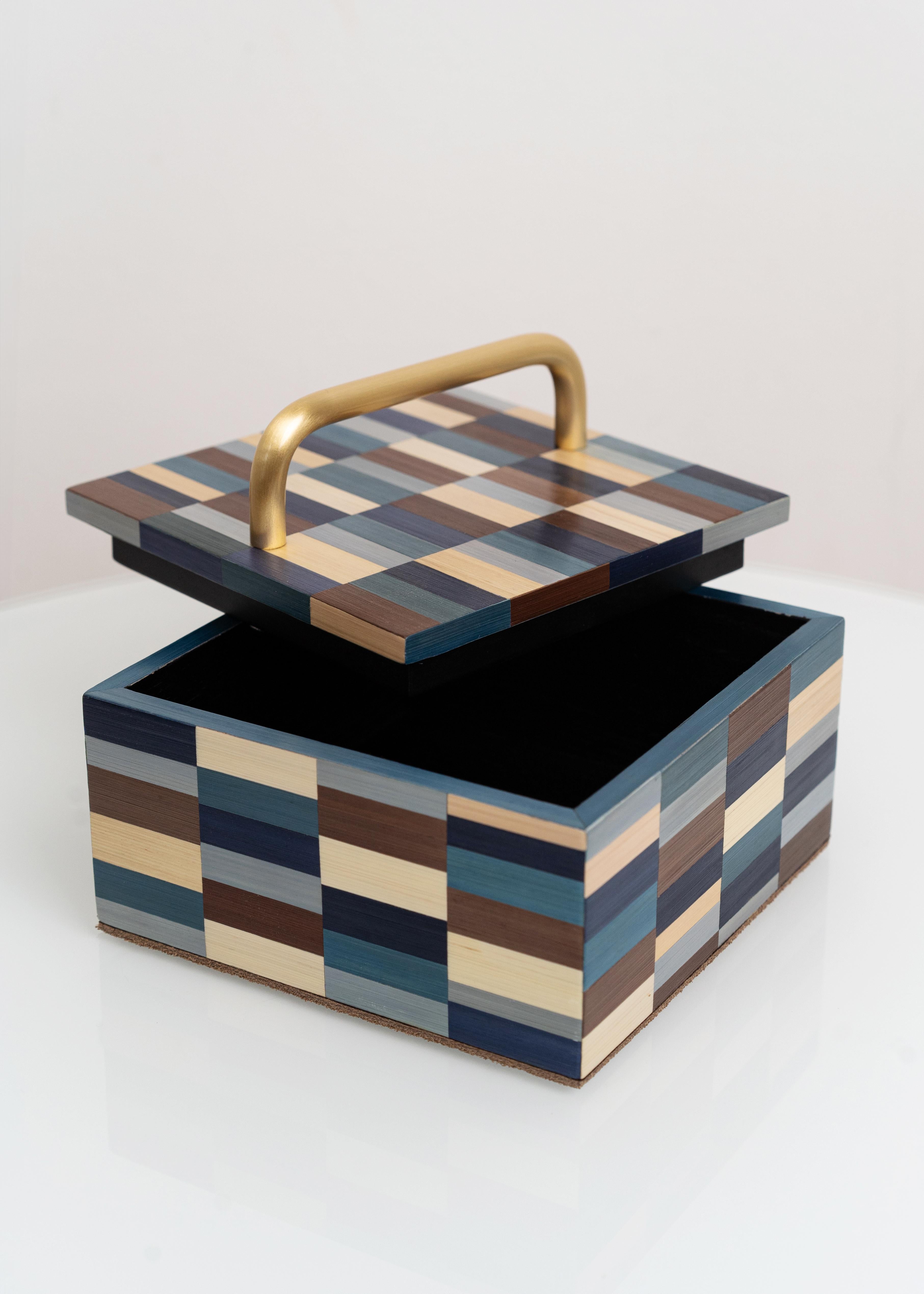 DEKO-BOX 03
Inlay-Schema: U-Bahn 
Farbschema: Kalt
Erhältlich in individuellen Farben
MATERIALIEN: MDF, bemaltes Roggenstroh, Messing.
ABMESSUNGEN (cm): 12x12x6,5.
Abmessungen der Verpackung (cm): 14 x 14 x 12.
Gewicht: 2 kg
Vorlaufzeit: 2 Wochen.