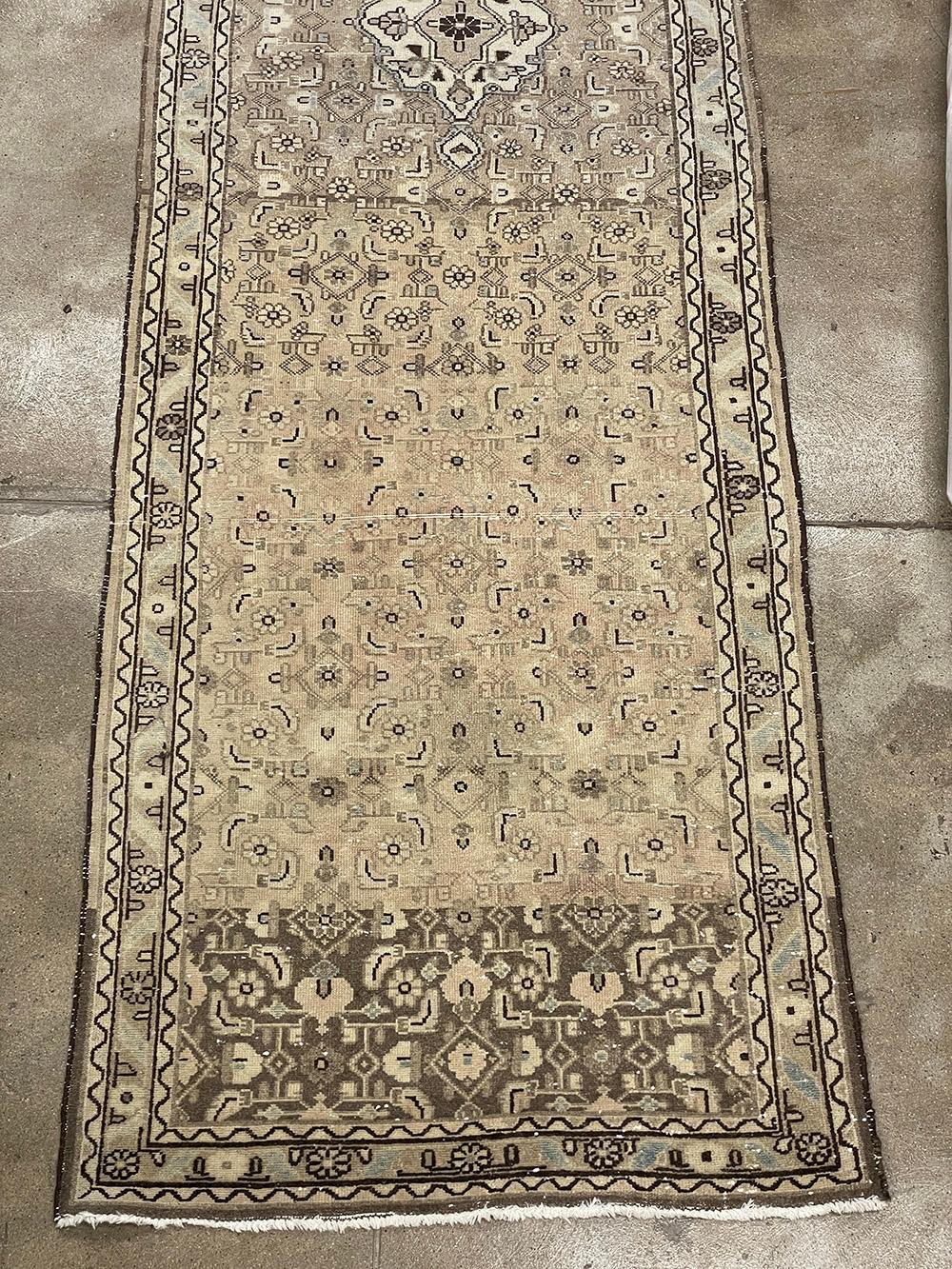 Decorative Tribal Antique Persian Malayer Runner Rug 5292, Teppich Typ / Herkunftsland: Antike persische Teppiche, CIRCA Datum: 1920 -  Dieser wunderschöne Teppich von Malayer besticht durch seinen Shabby-Chic-Charme mit erdigen Braun- und