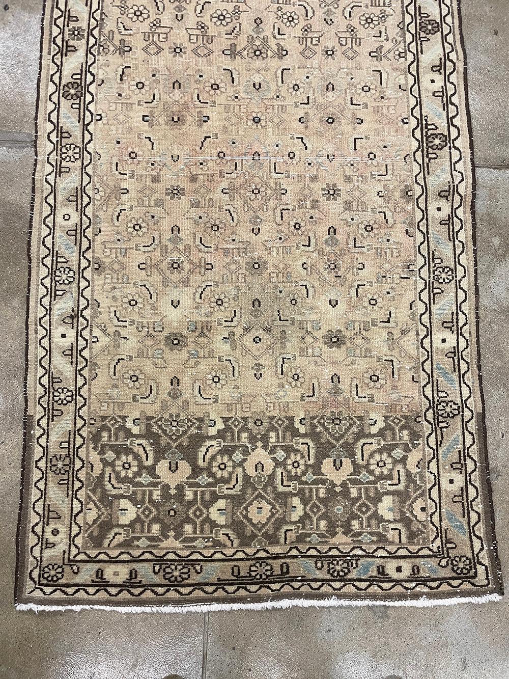 Dekorativer antiker persischer Malayer-Läufer, Stammeskunst im Angebot 1
