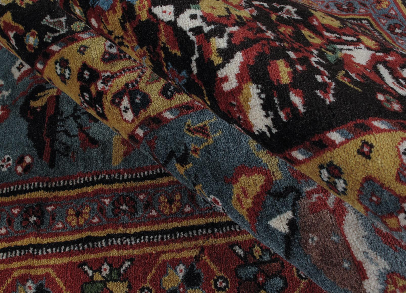 Esta alfombra persa anudada a mano está hecha con lana hilada a mano y tintes naturales. Se inspira en el antiguo estilo de fabricación de alfombras originario de la región de Shiraz, en Irán. Más concretamente, esta alfombra está clasificada como
