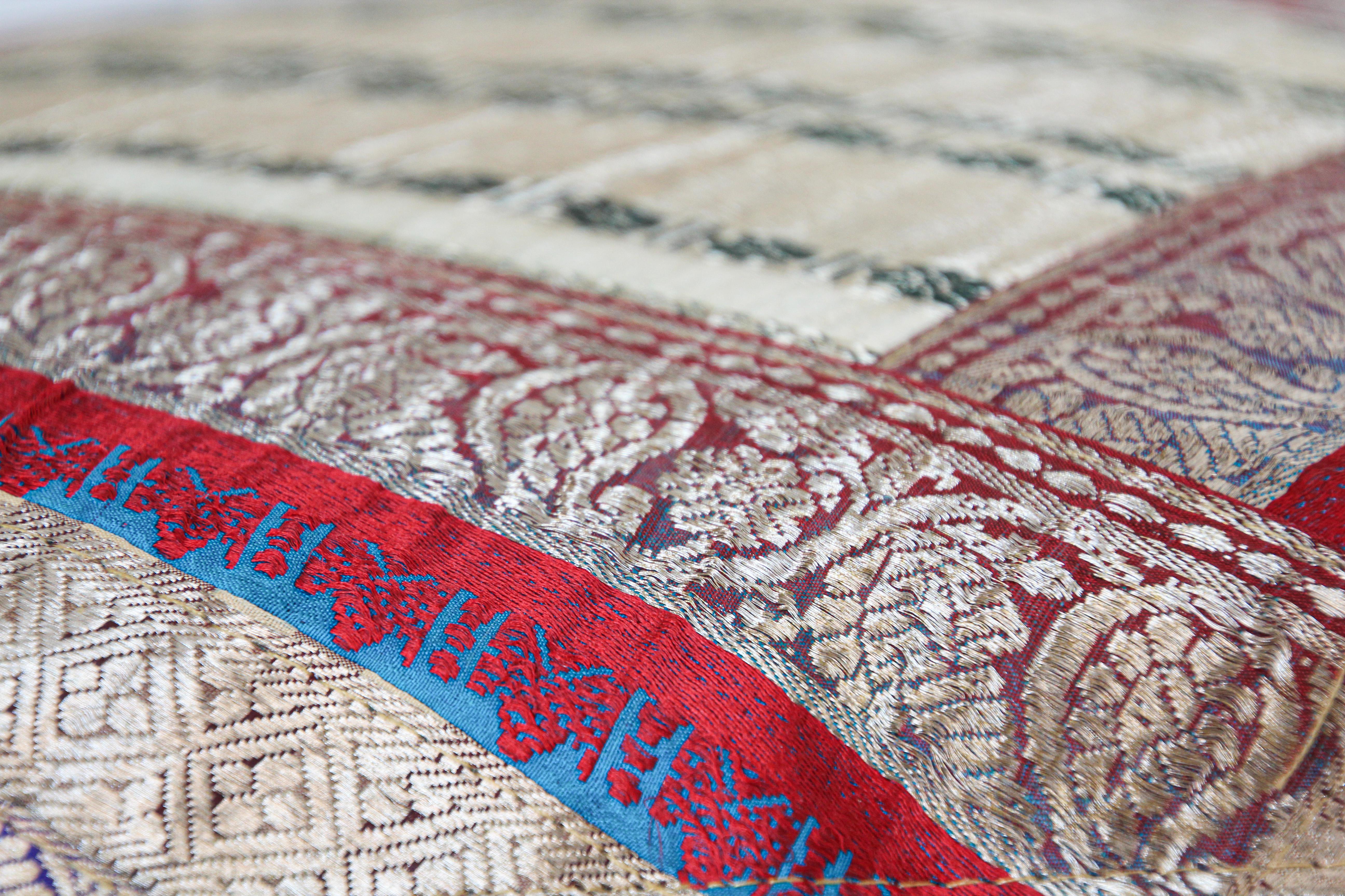 Coussin décoratif fabriqué à partir de bordures Sari vintage, Inde en vente 3