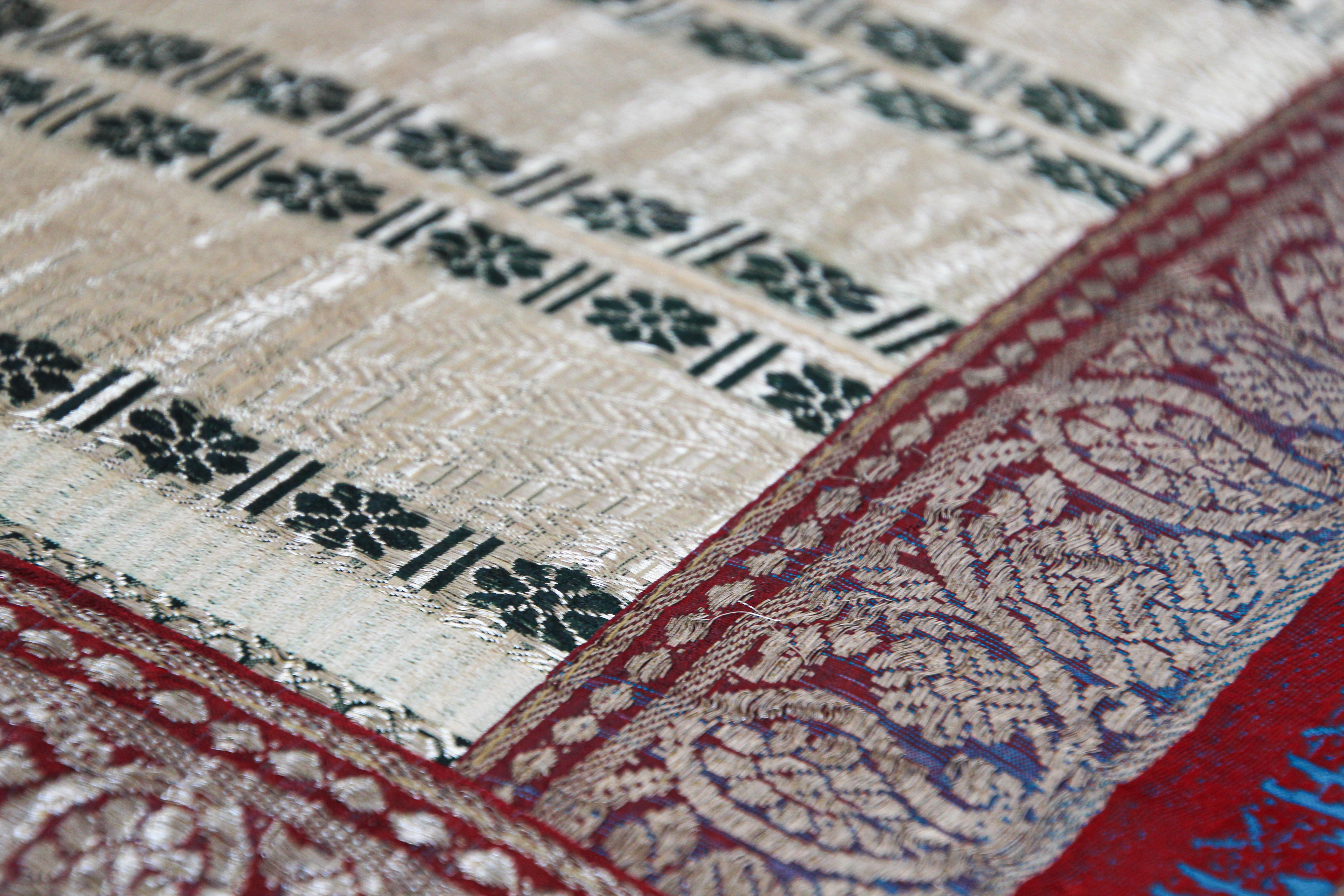 Dekoratives Trow-Kissen aus Vintage Sari-Bordüren, Indien im Angebot 4