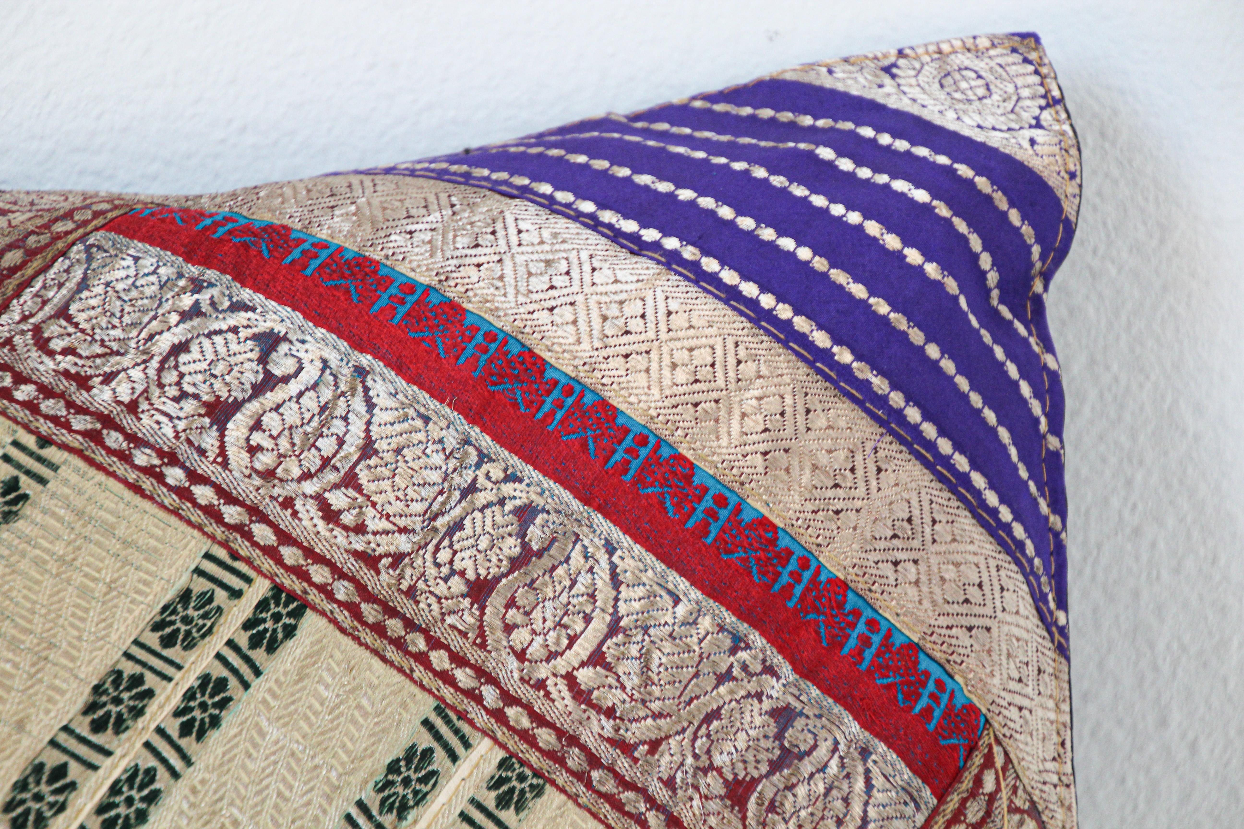 Dekoratives Trow-Kissen aus Vintage Sari-Bordüren, Indien (Maurisch) im Angebot