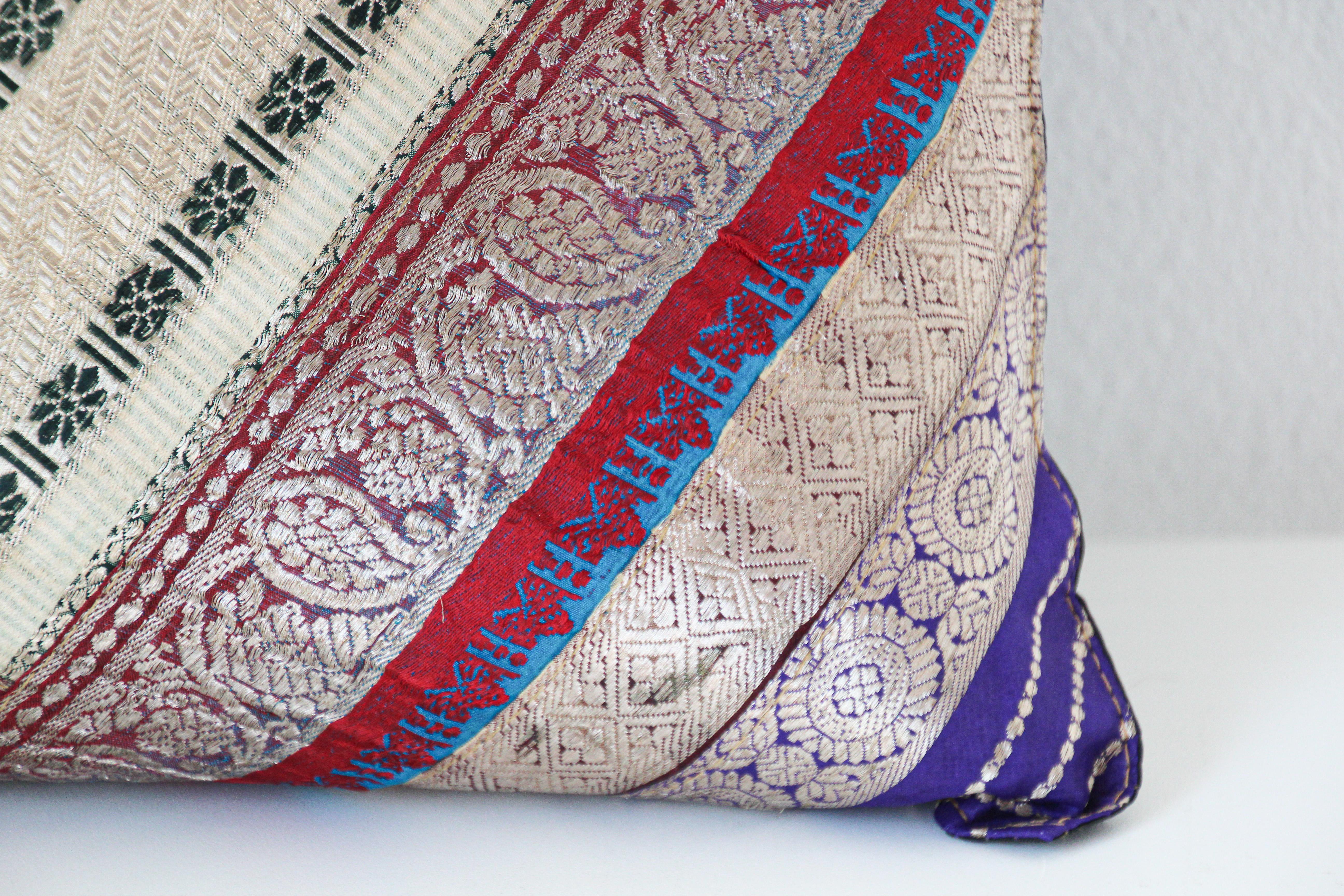 Dekoratives Trow-Kissen aus Vintage Sari-Bordüren, Indien (Indisch) im Angebot
