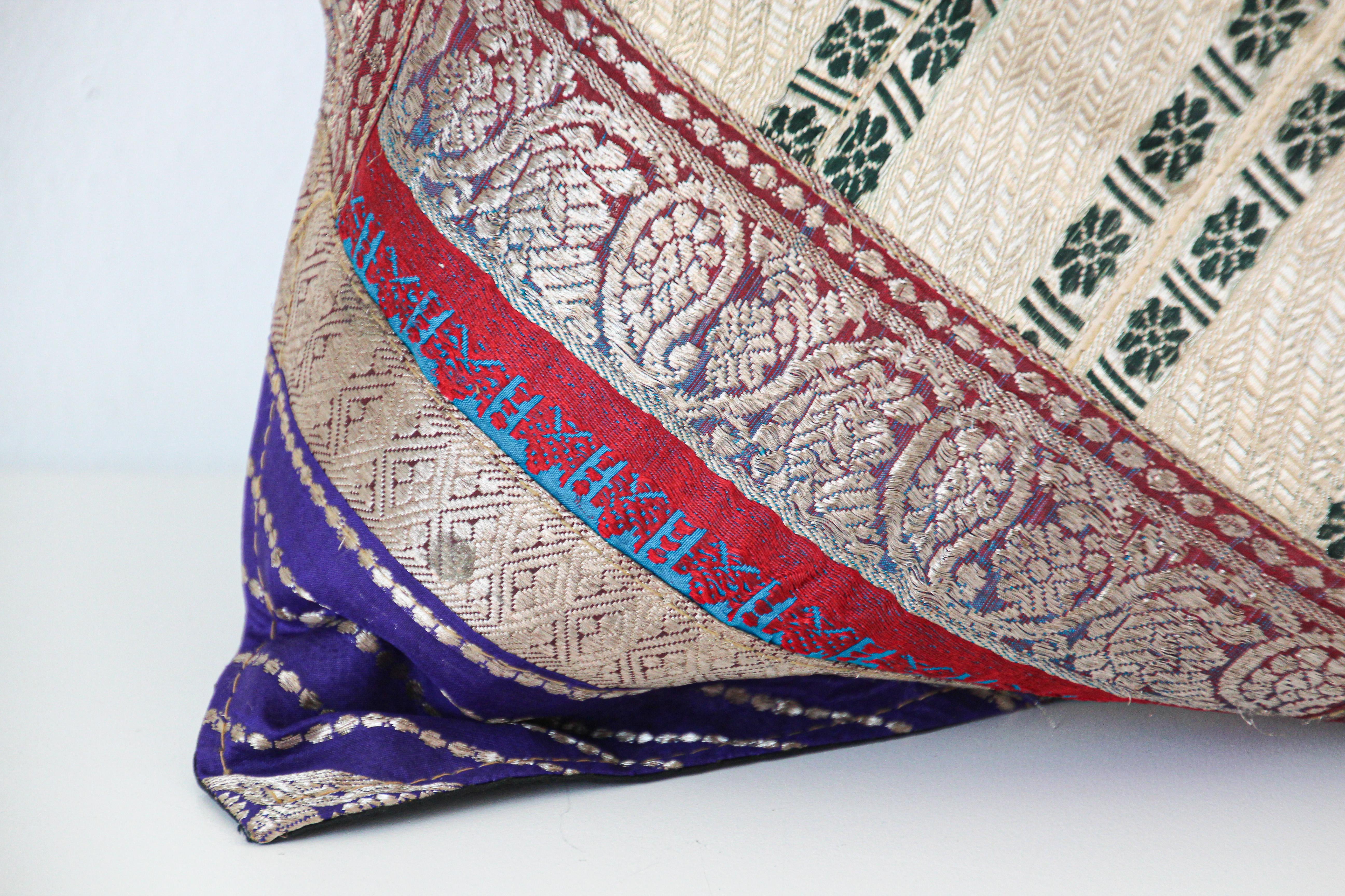 Dekoratives Trow-Kissen aus Vintage Sari-Bordüren, Indien (Handgefertigt) im Angebot