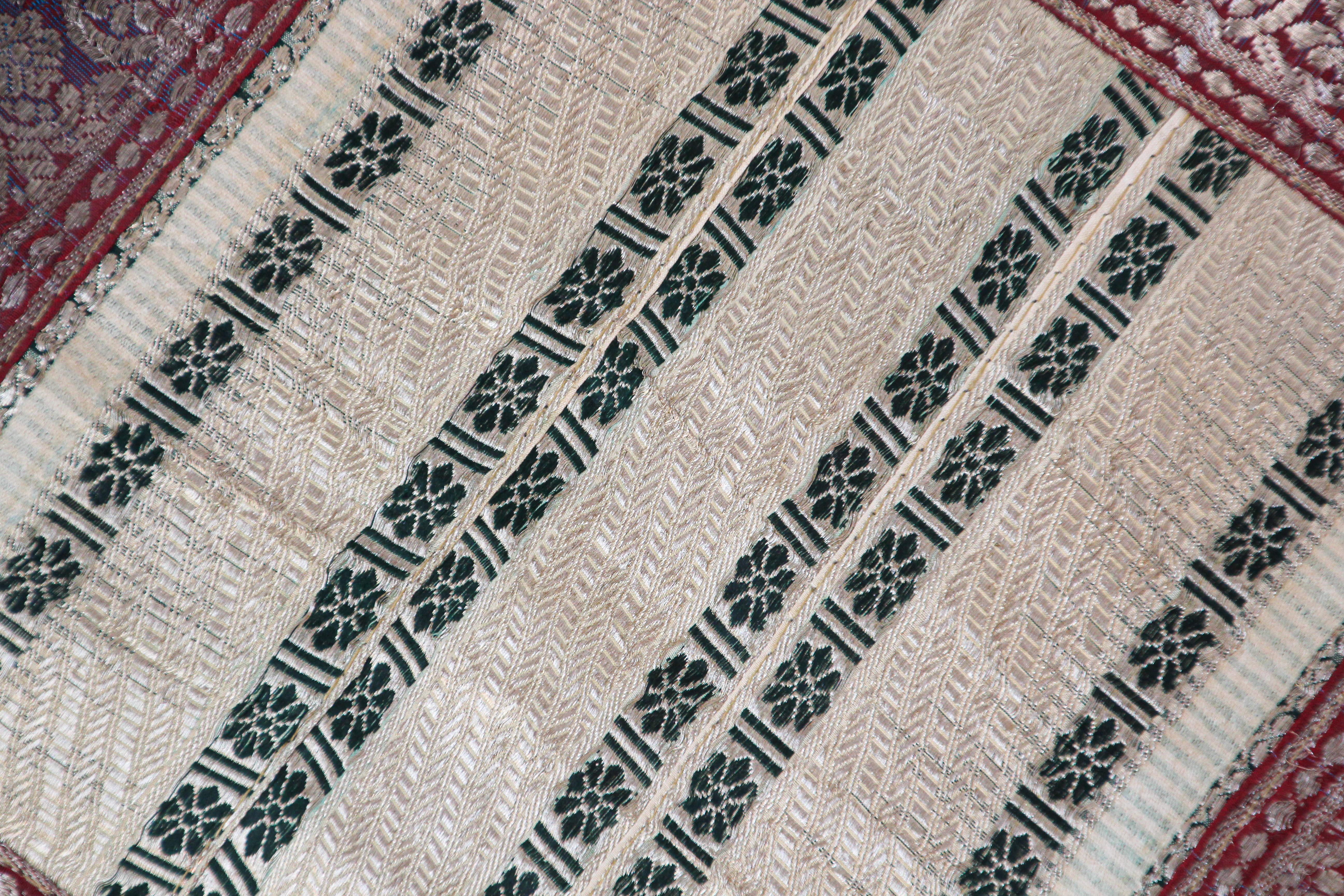 Dekoratives Trow-Kissen aus Vintage Sari-Bordüren, Indien im Zustand „Gut“ im Angebot in North Hollywood, CA