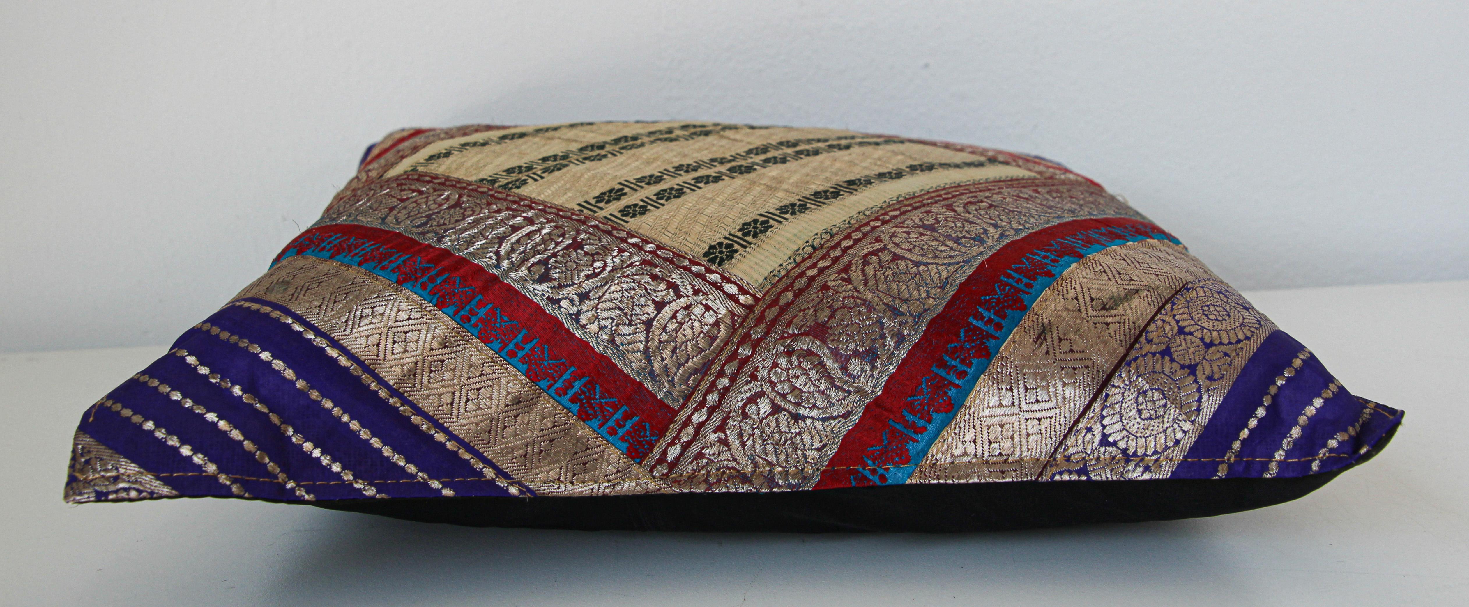 20ième siècle Coussin décoratif fabriqué à partir de bordures Sari vintage, Inde en vente