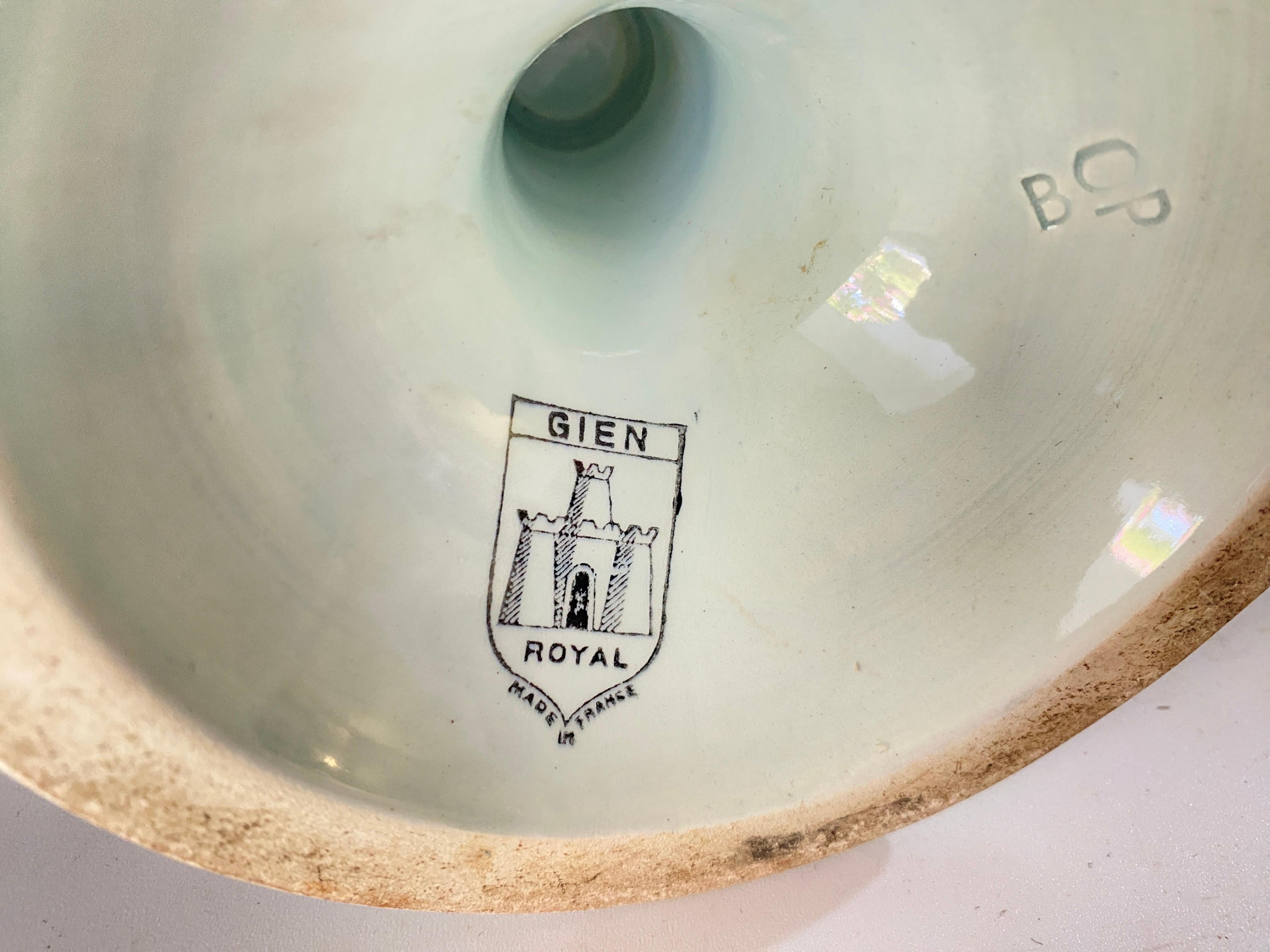 Diese Urne ist eine dekorative Urne. Es wurde in Frankreich um 1930 hergestellt.
Die Farbe des Porzellans ist weiß.
es ist mit dem Stempel von Gien unterzeichnet.