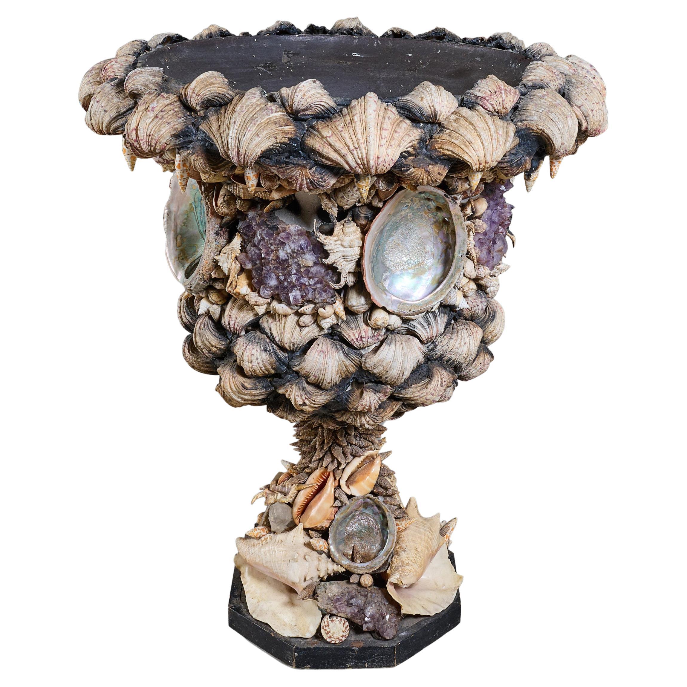 Dekorative Urne mit Muscheln und Kristallen