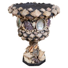 Dekorative Urne mit Muscheln und Kristallen